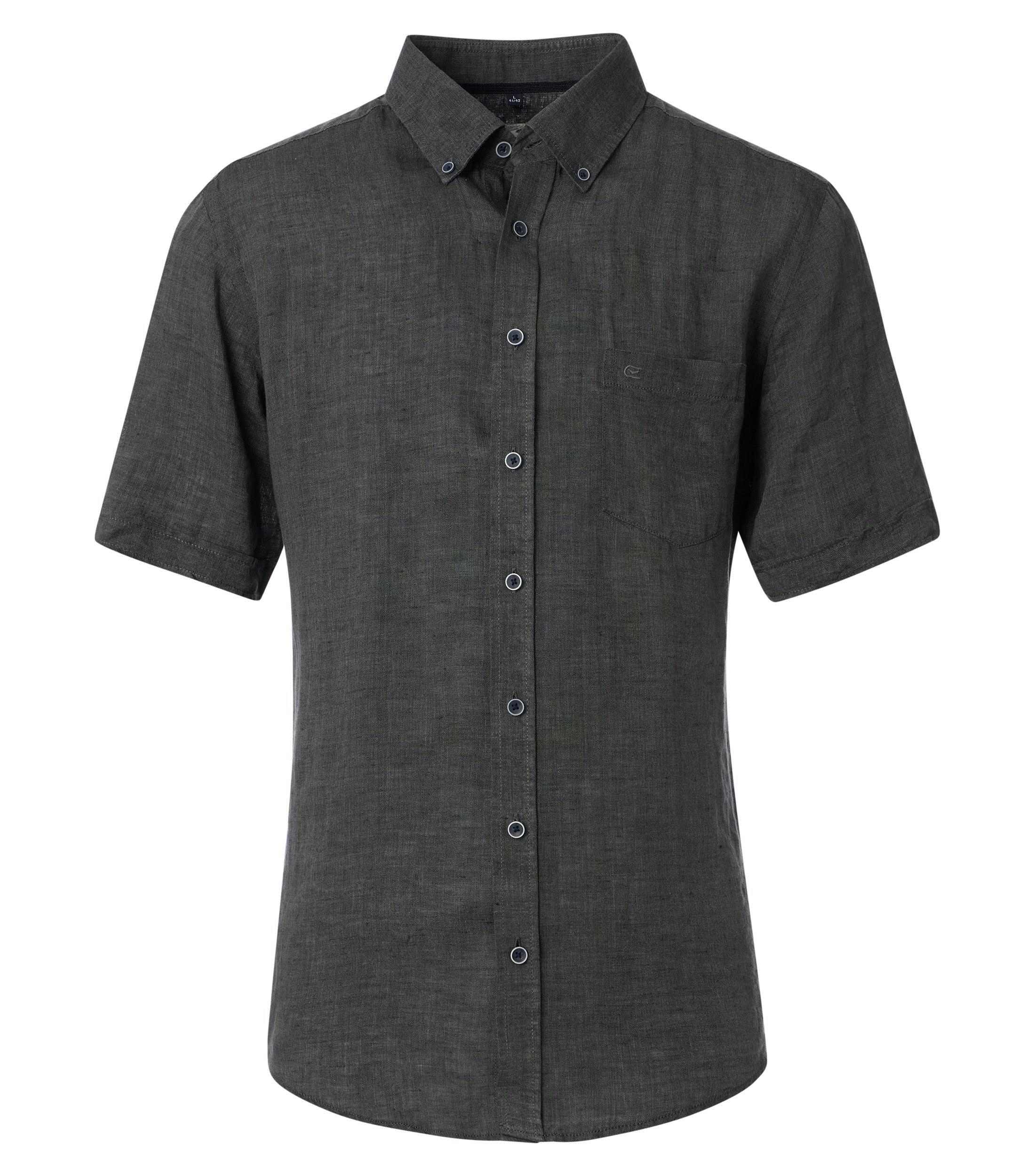 Das Model trägt ein Freizeithemd im uni Muster in der Farbe grün