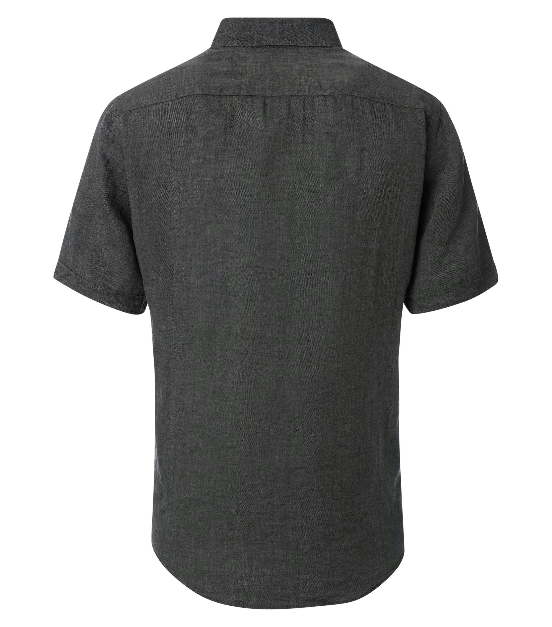 Das Model trägt ein Freizeithemd im uni Muster in der Farbe grün