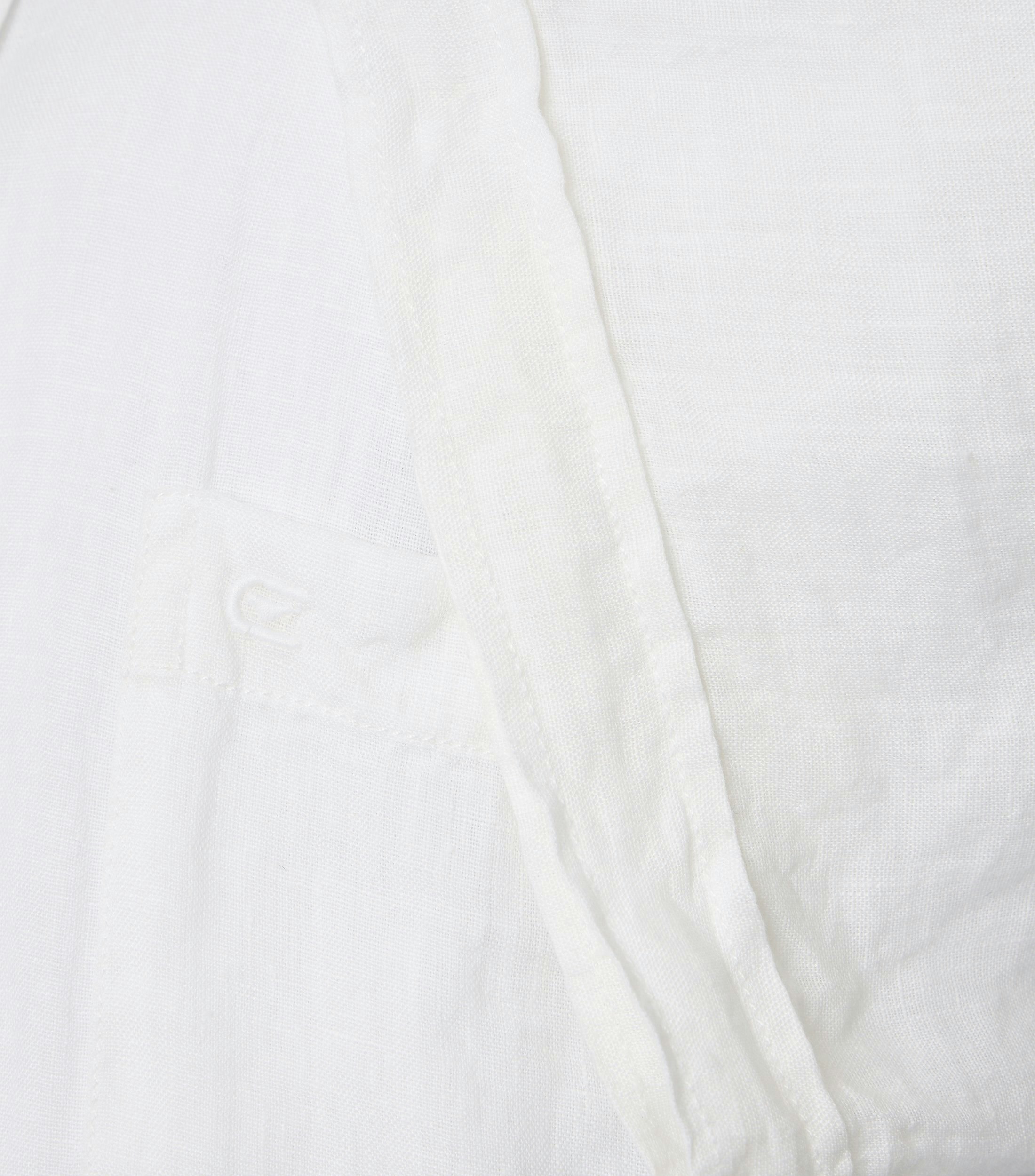 Ein Freizeithemd im uni Muster in der Farbe Weiß