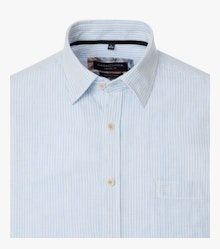 Ein Freizeithemd im gestreift Muster in der Farbe Blau