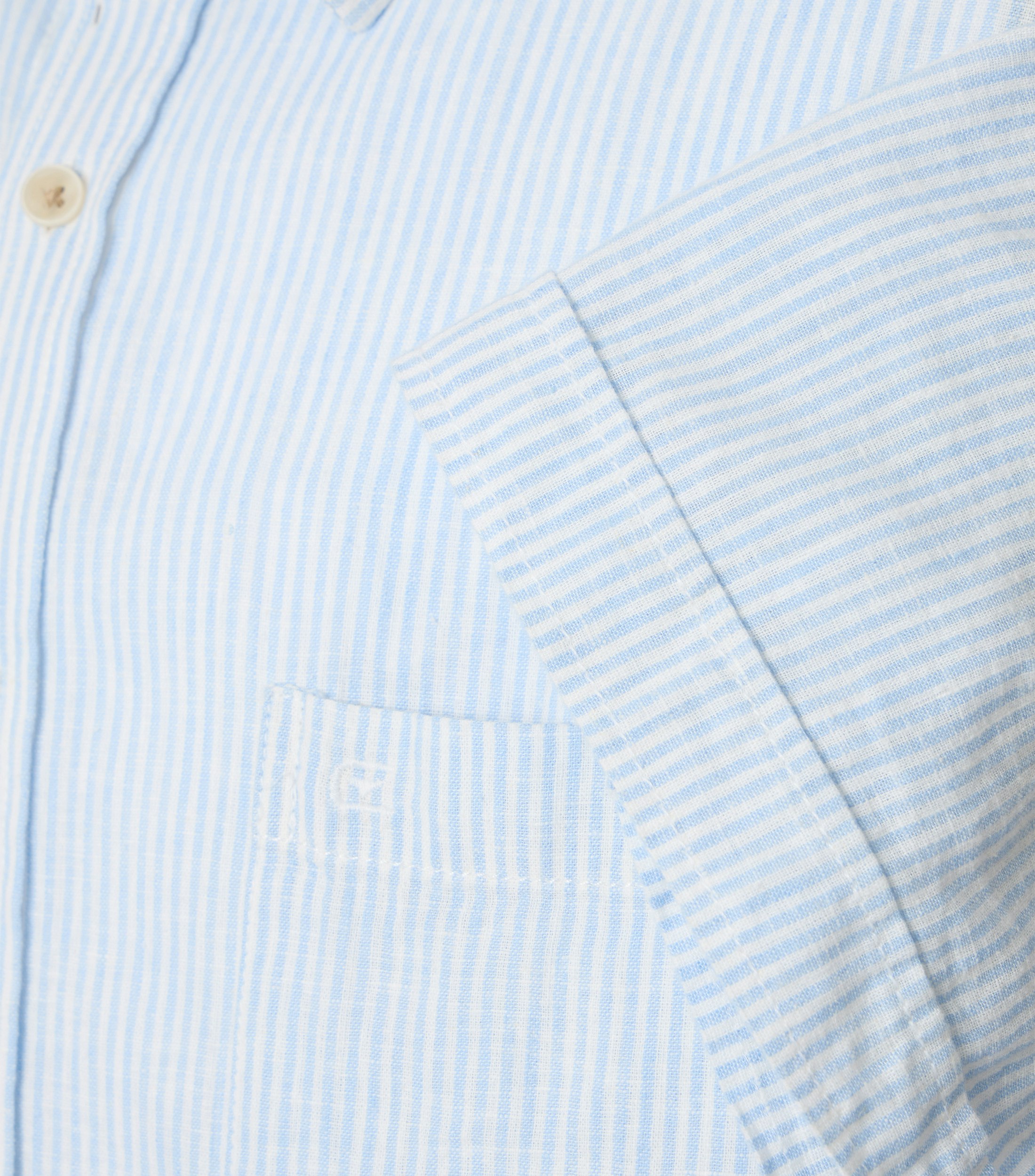 Ein Freizeithemd im gestreift Muster in der Farbe Blau