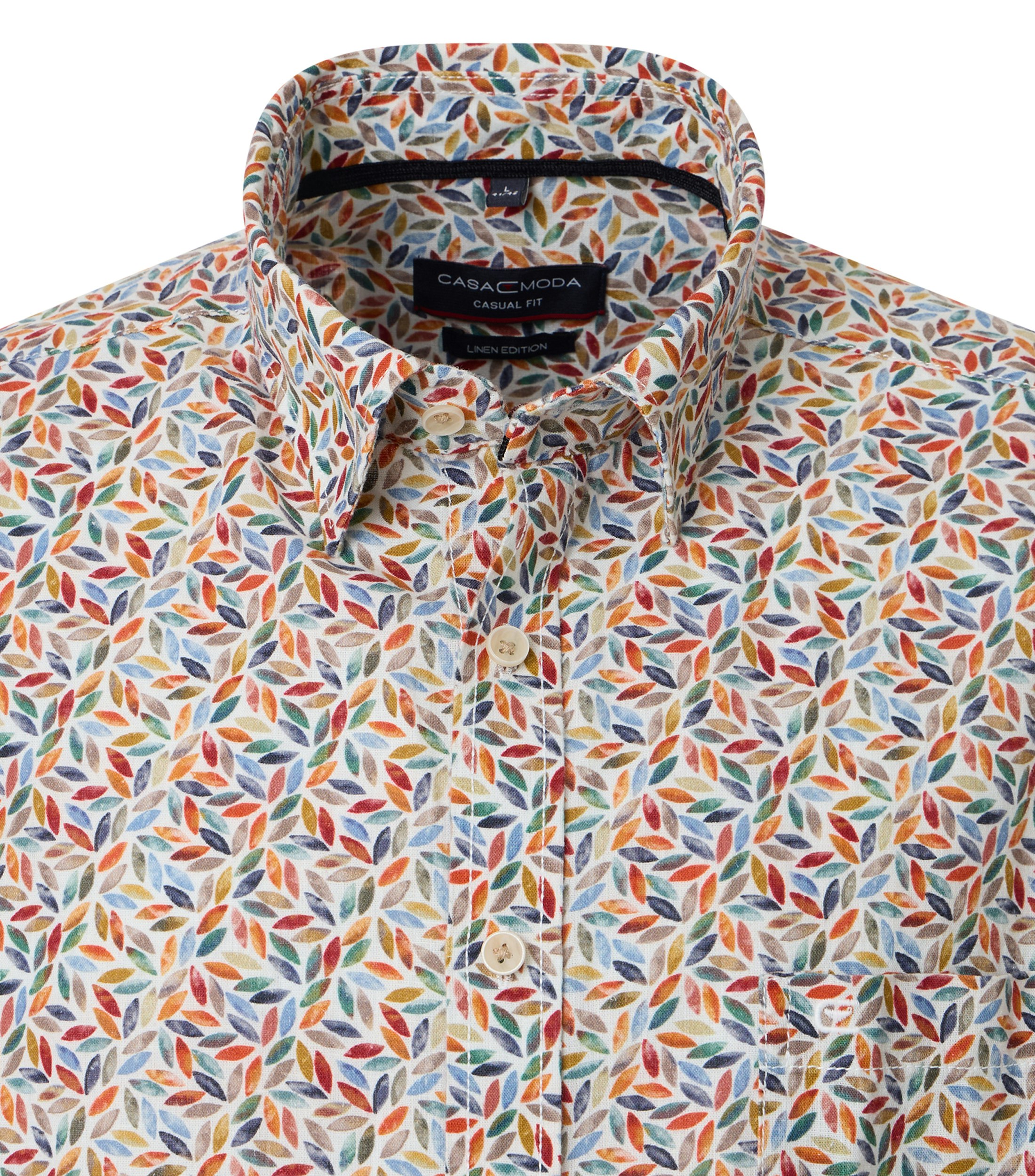 Ein Freizeithemd im Print Muster in der Farbe Rot