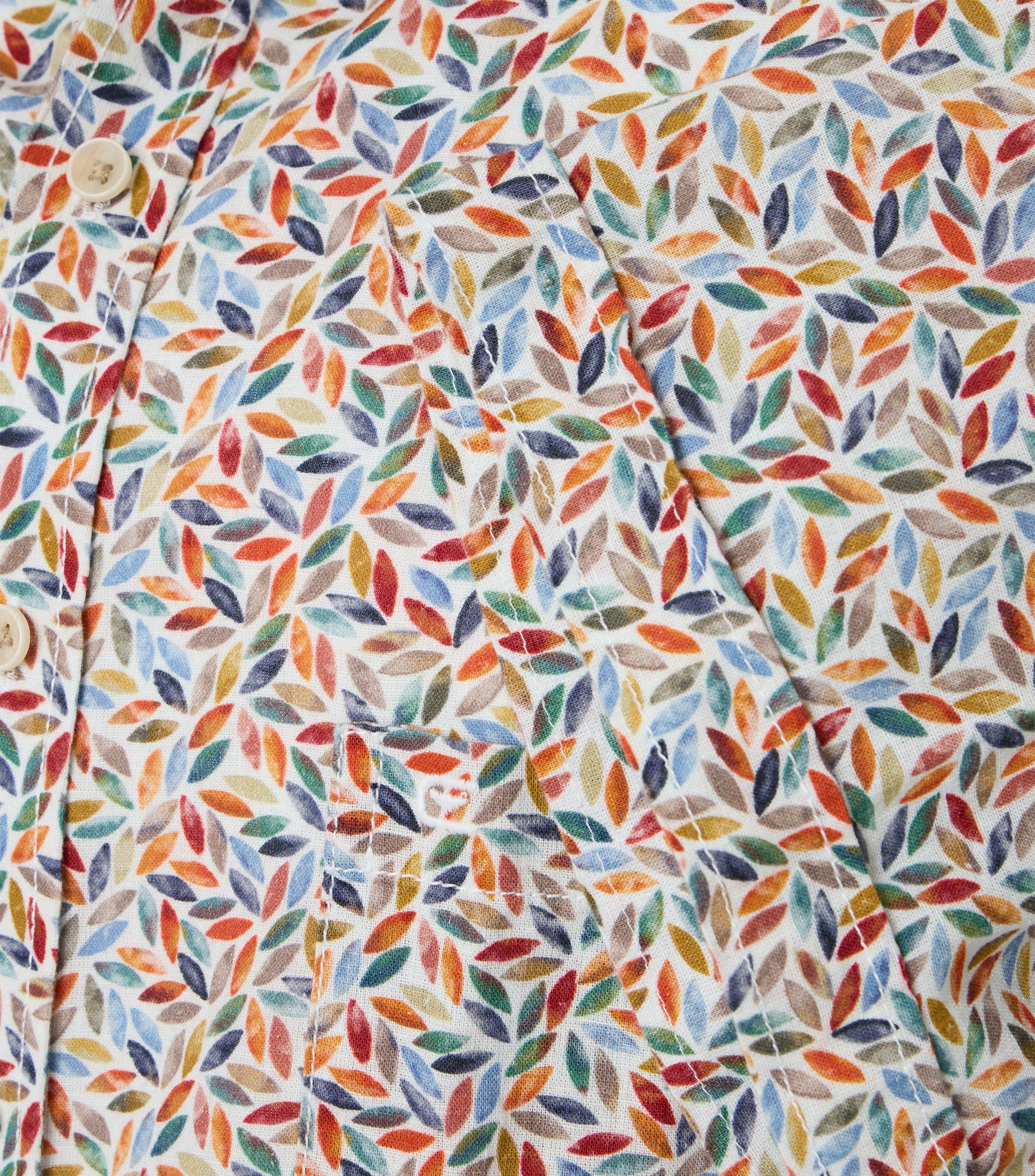 Ein Freizeithemd im Print Muster in der Farbe Rot