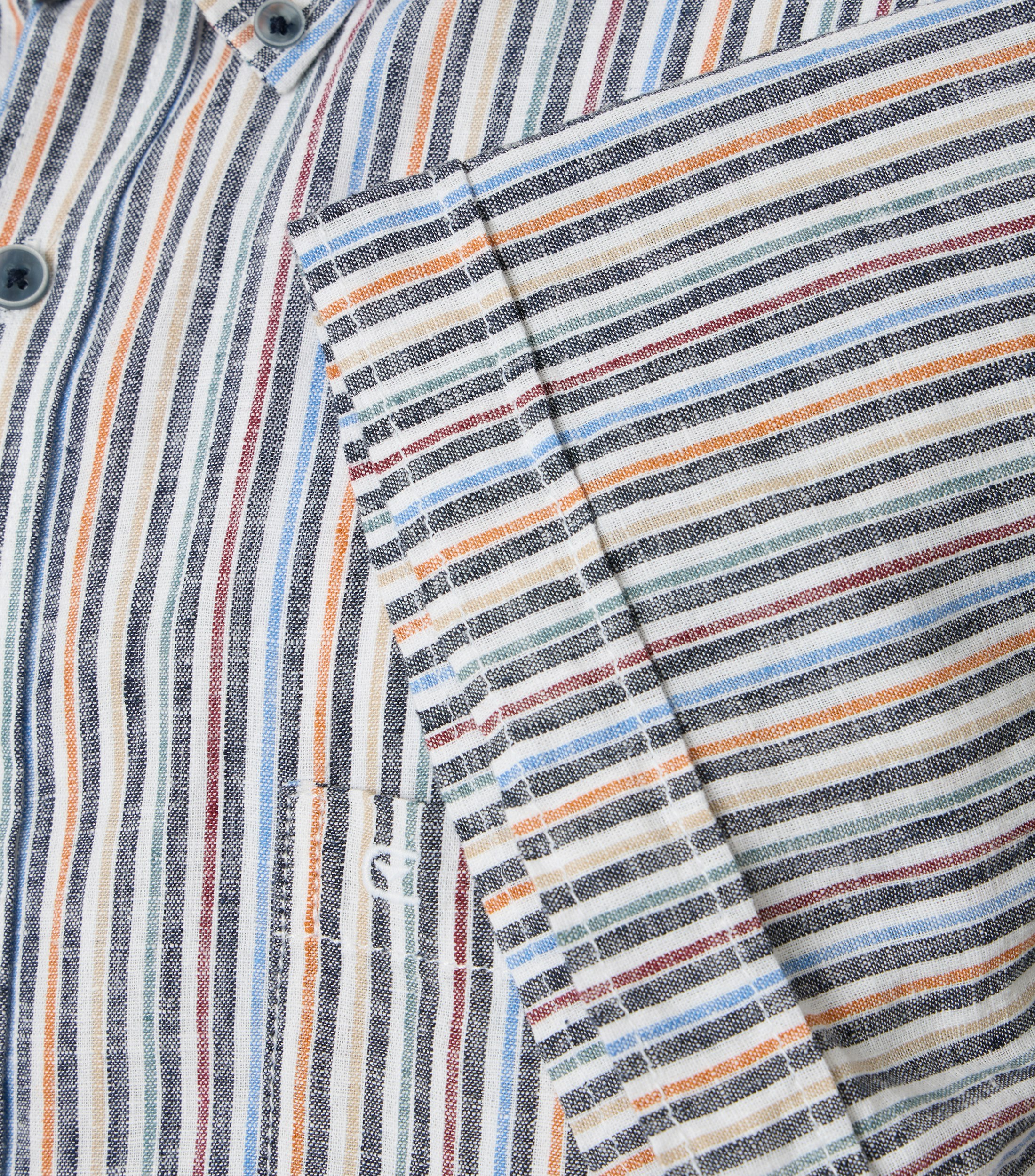 Ein Freizeithemd im gestreift Muster in der Farbe Blau