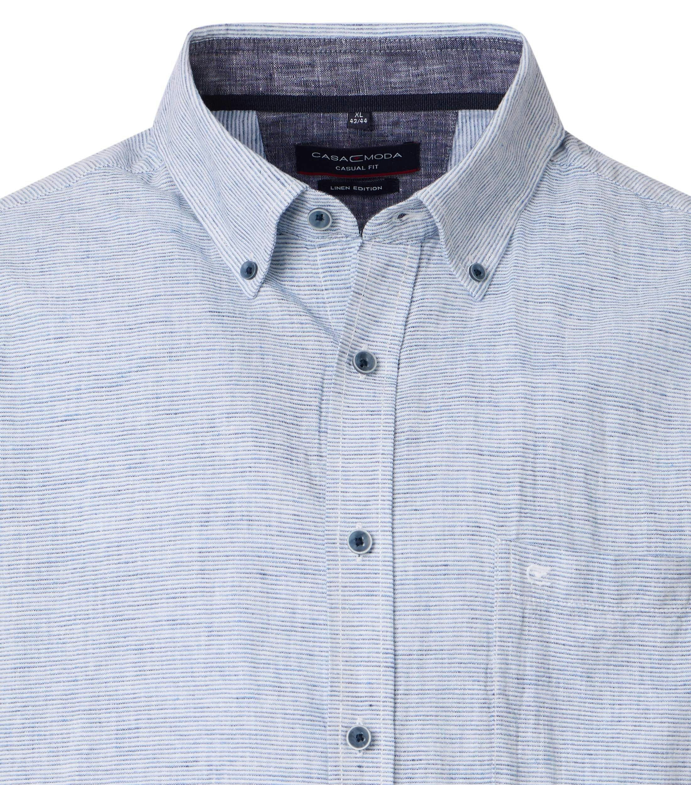 Ein Freizeithemd im gestreift Muster in der Farbe Blau