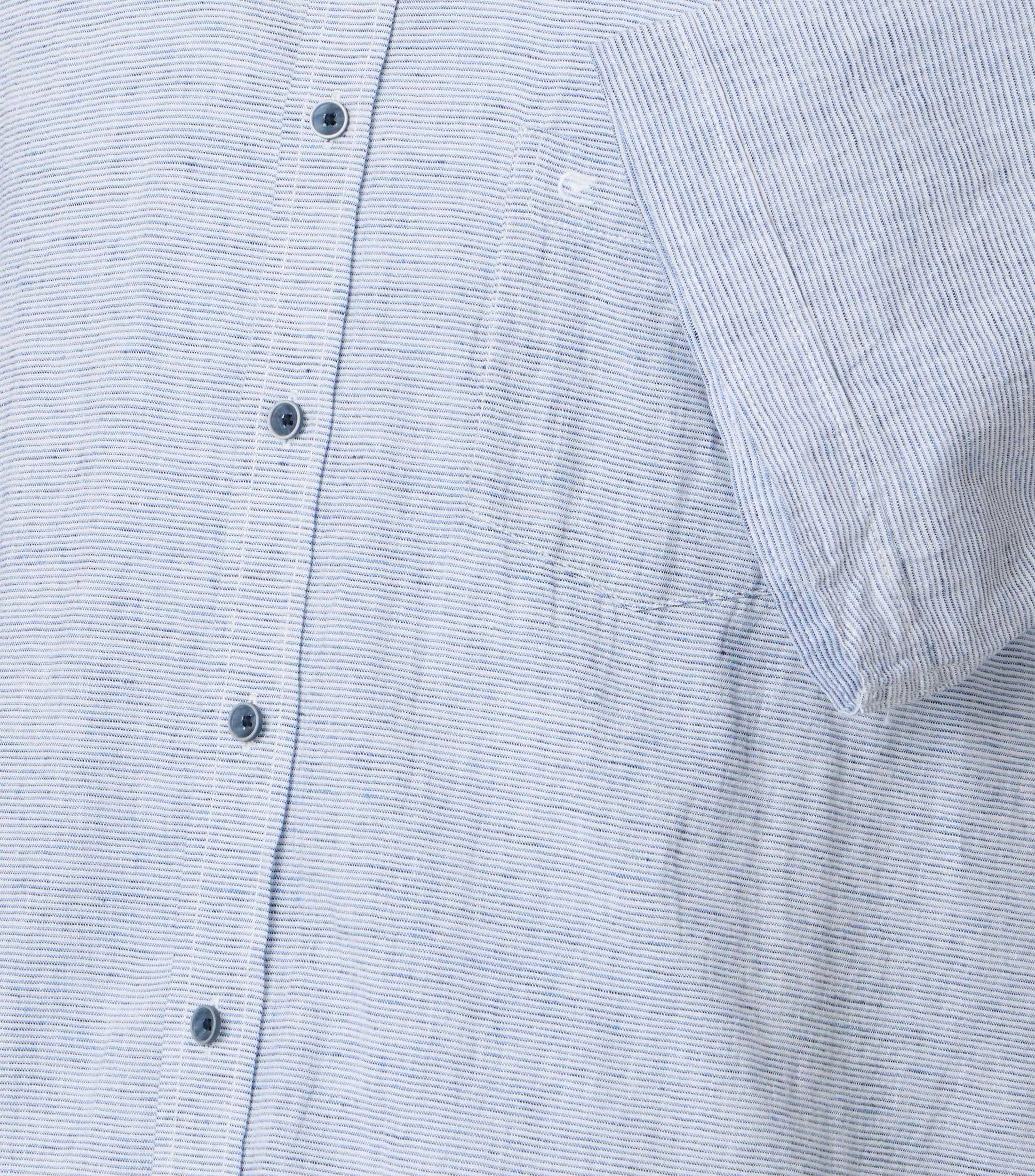 Ein Freizeithemd im gestreift Muster in der Farbe Blau