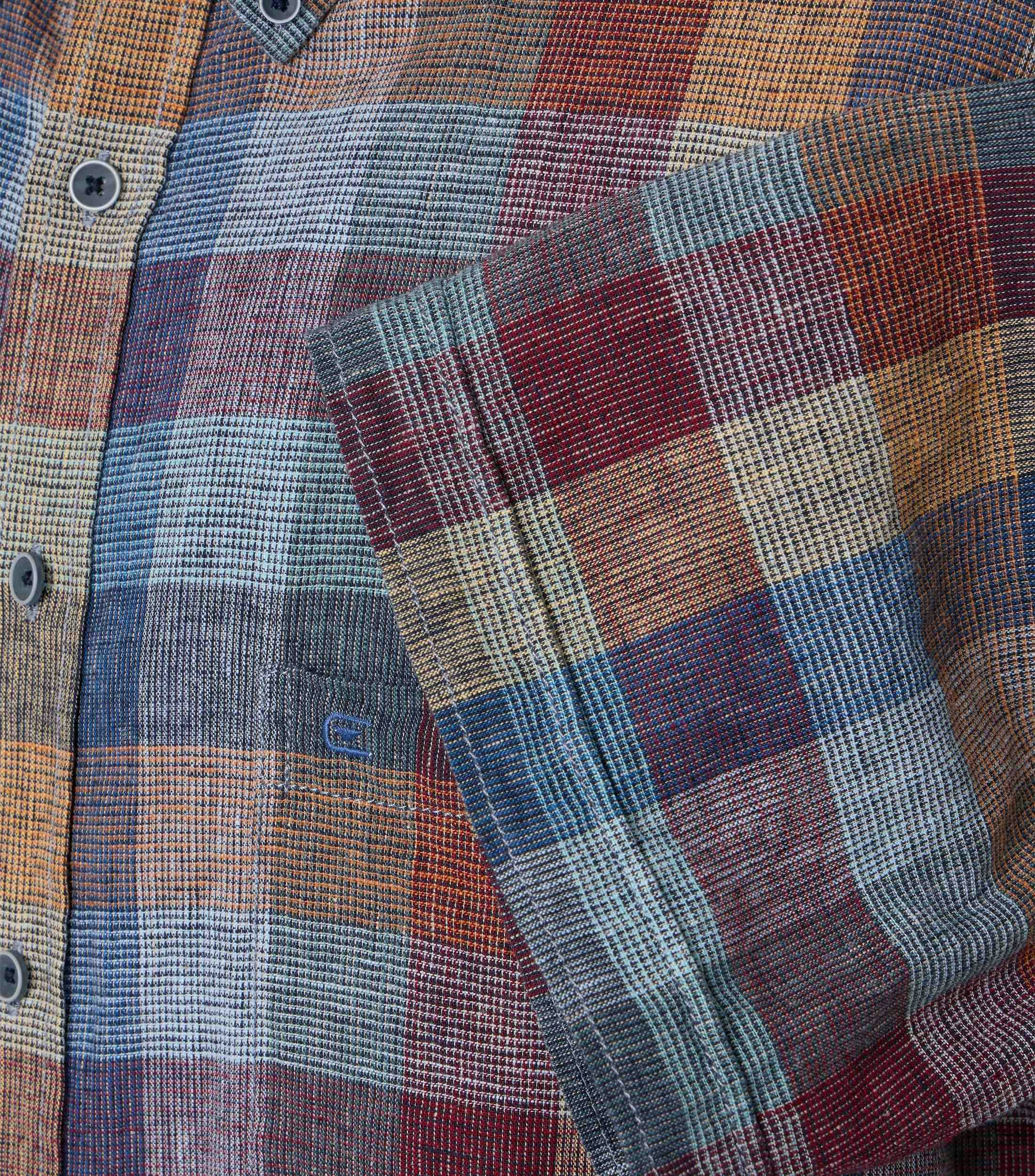 Ein Freizeithemd im kariert Muster in der Farbe Blau