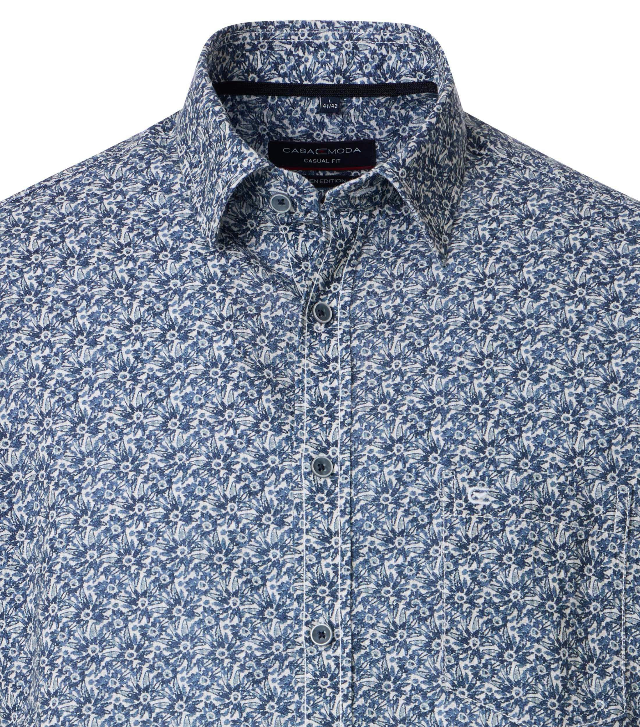 Ein Freizeithemd im Print Muster in der Farbe Blau