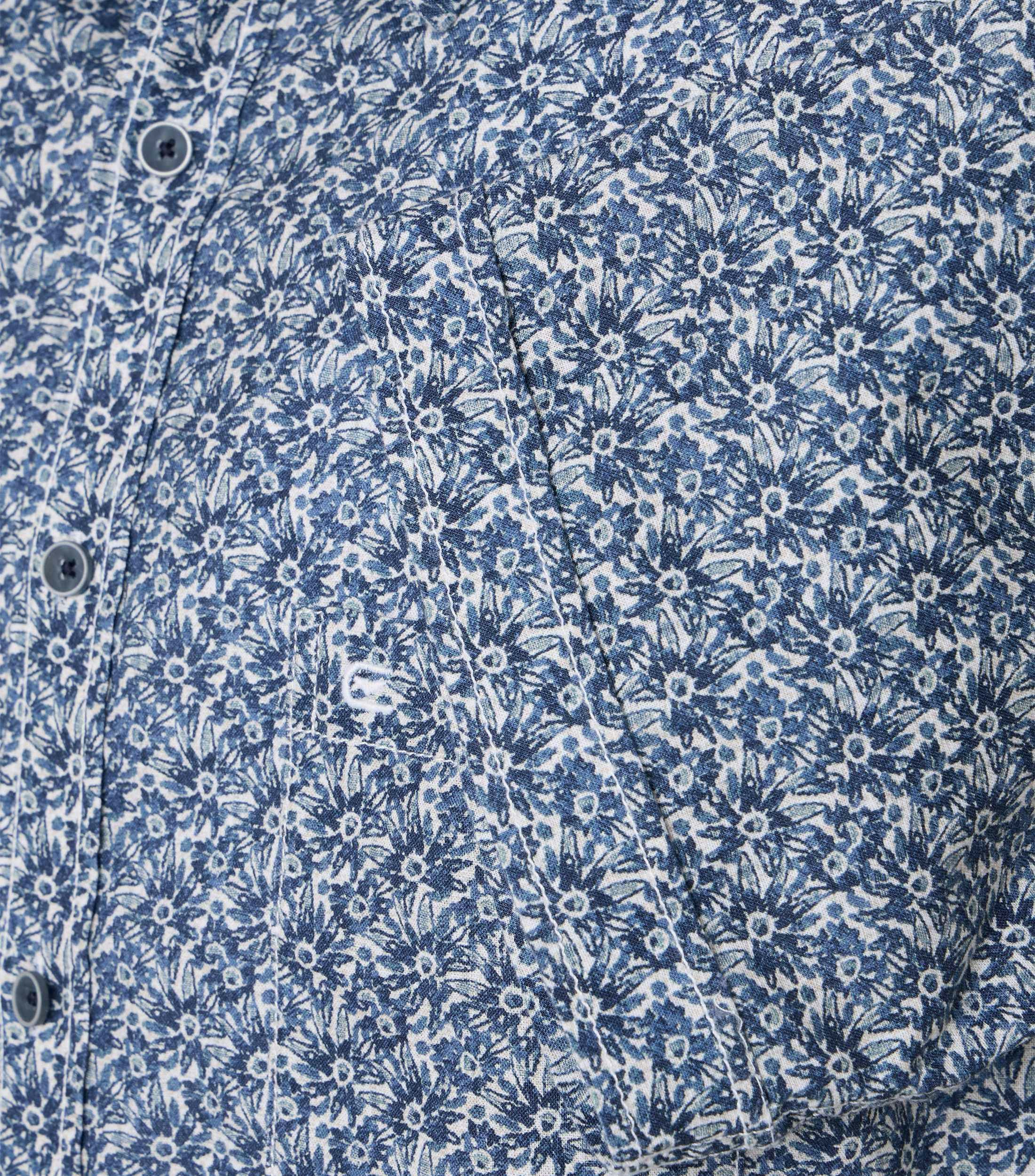 Ein Freizeithemd im Print Muster in der Farbe Blau