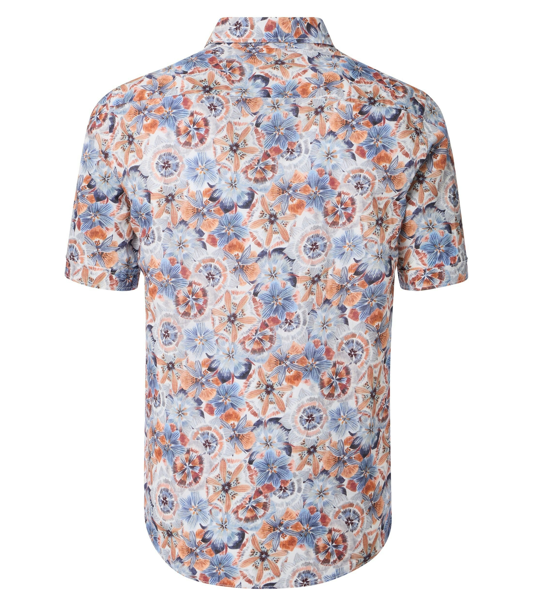 Das Model trägt ein Freizeithemd im Print Muster in der Farbe Orange