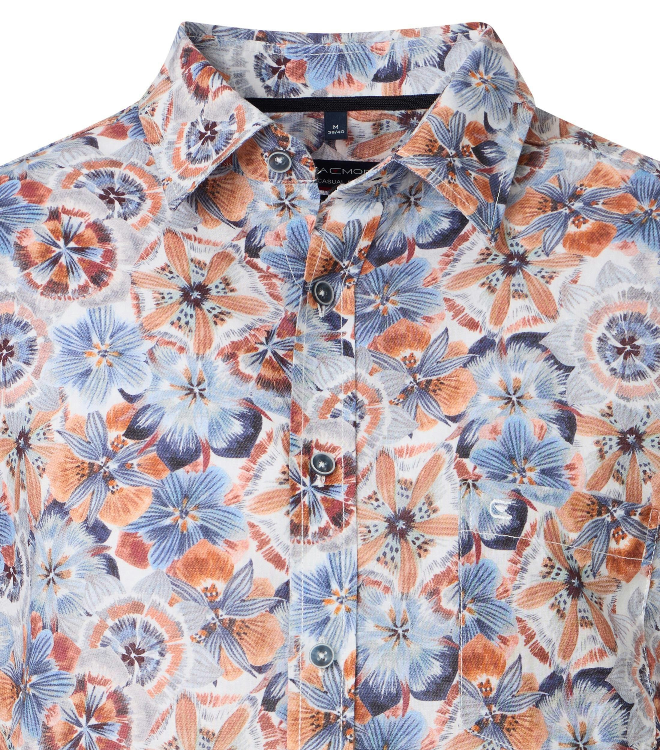 Das Model trägt ein Freizeithemd im Print Muster in der Farbe Orange