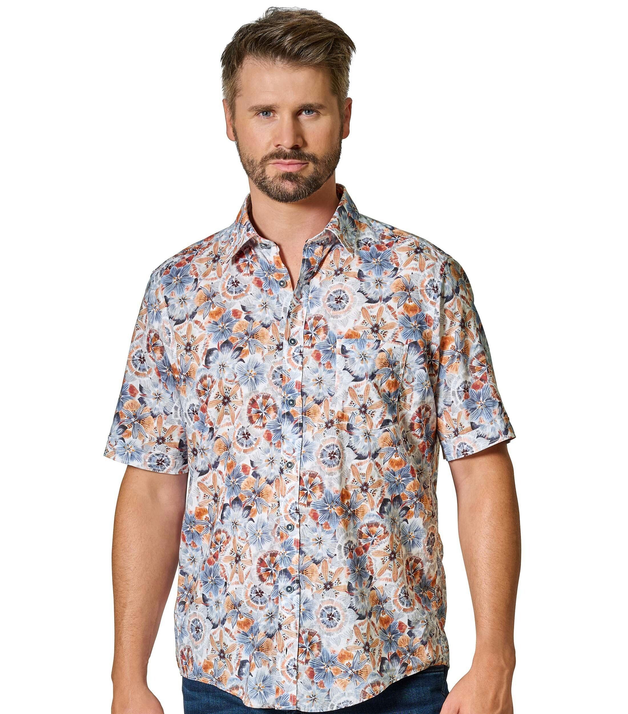 Das Model trägt ein Freizeithemd im Print Muster in der Farbe Orange