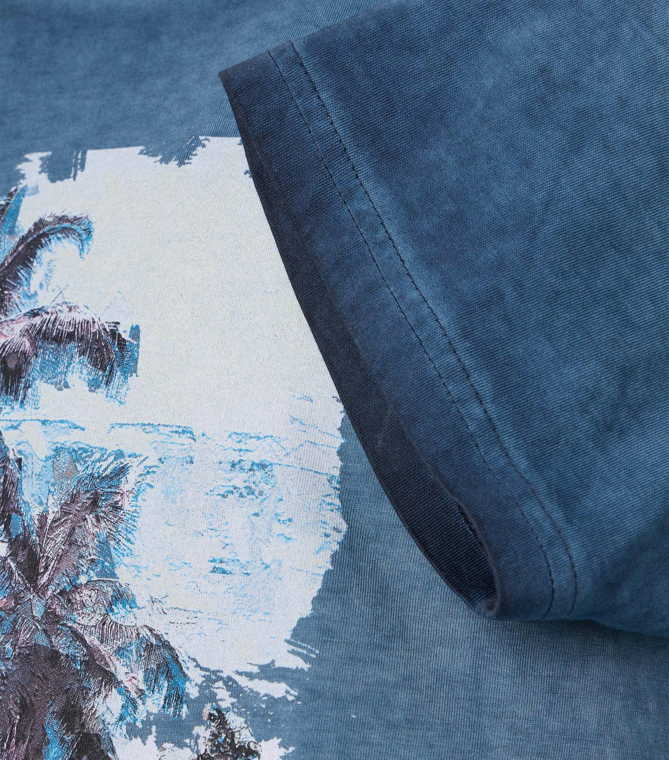 Ein T-Shirt im uni Muster in der Farbe Blau