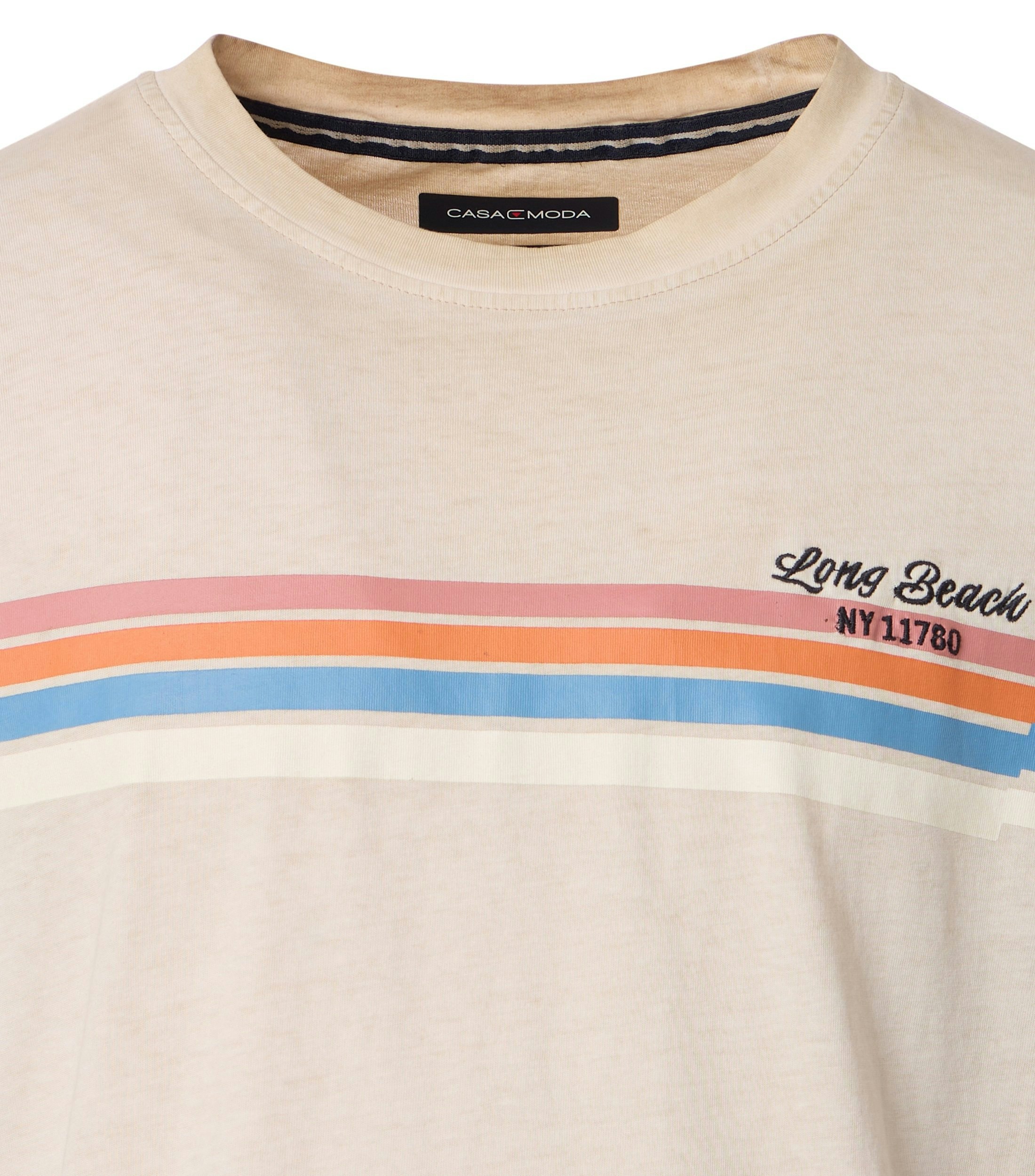 Ein T-Shirt im uni Muster in der Farbe Beige