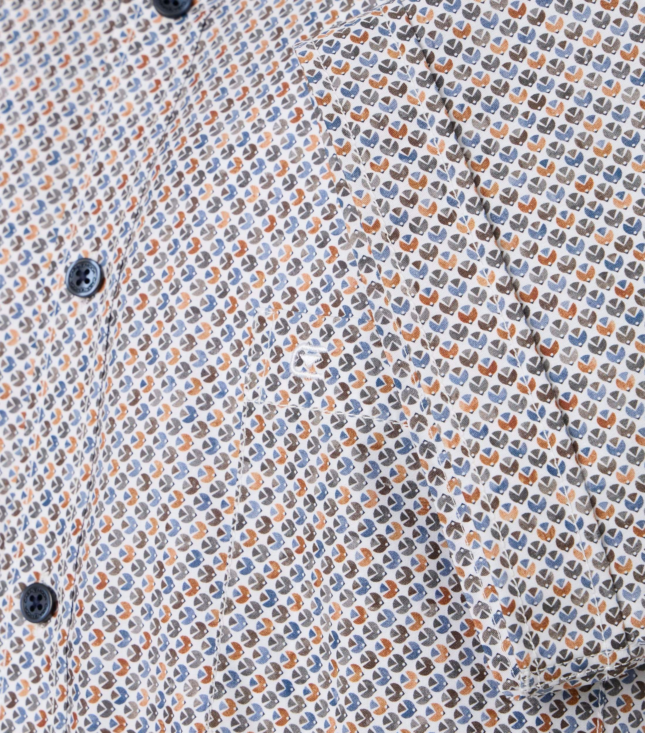 Ein Freizeithemd im Print Muster in der Farbe Orange