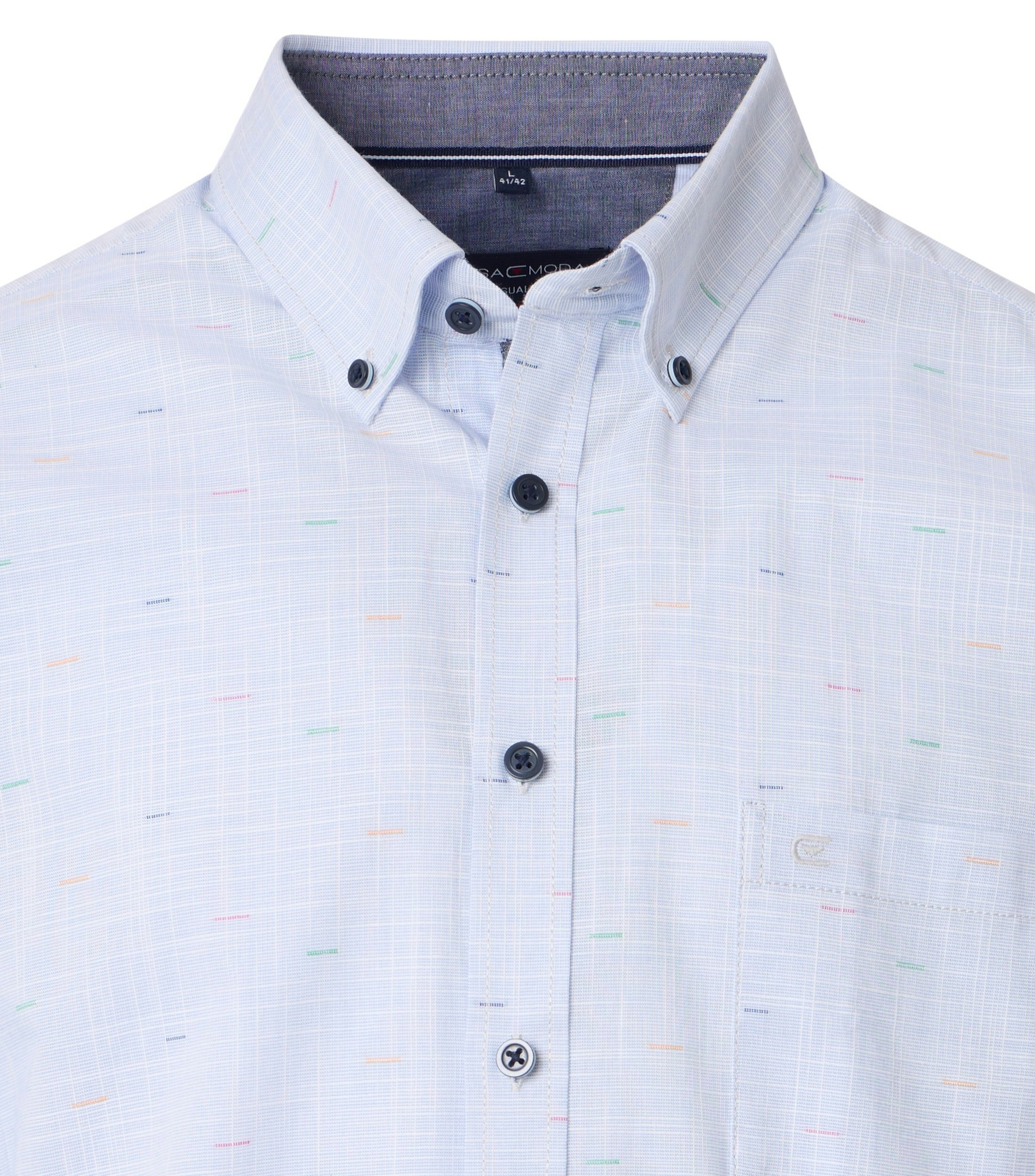 Ein Freizeithemd im uni Muster in der Farbe Hellblau