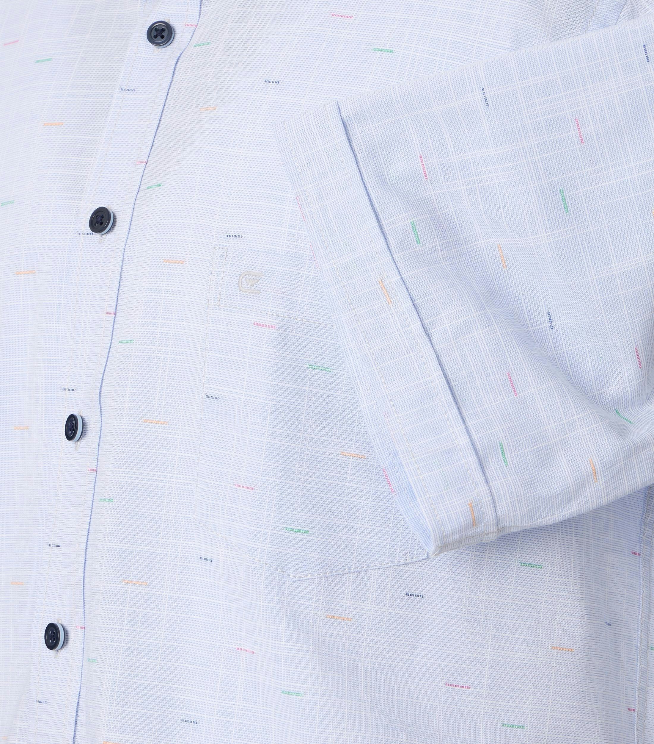 Ein Freizeithemd im uni Muster in der Farbe Hellblau