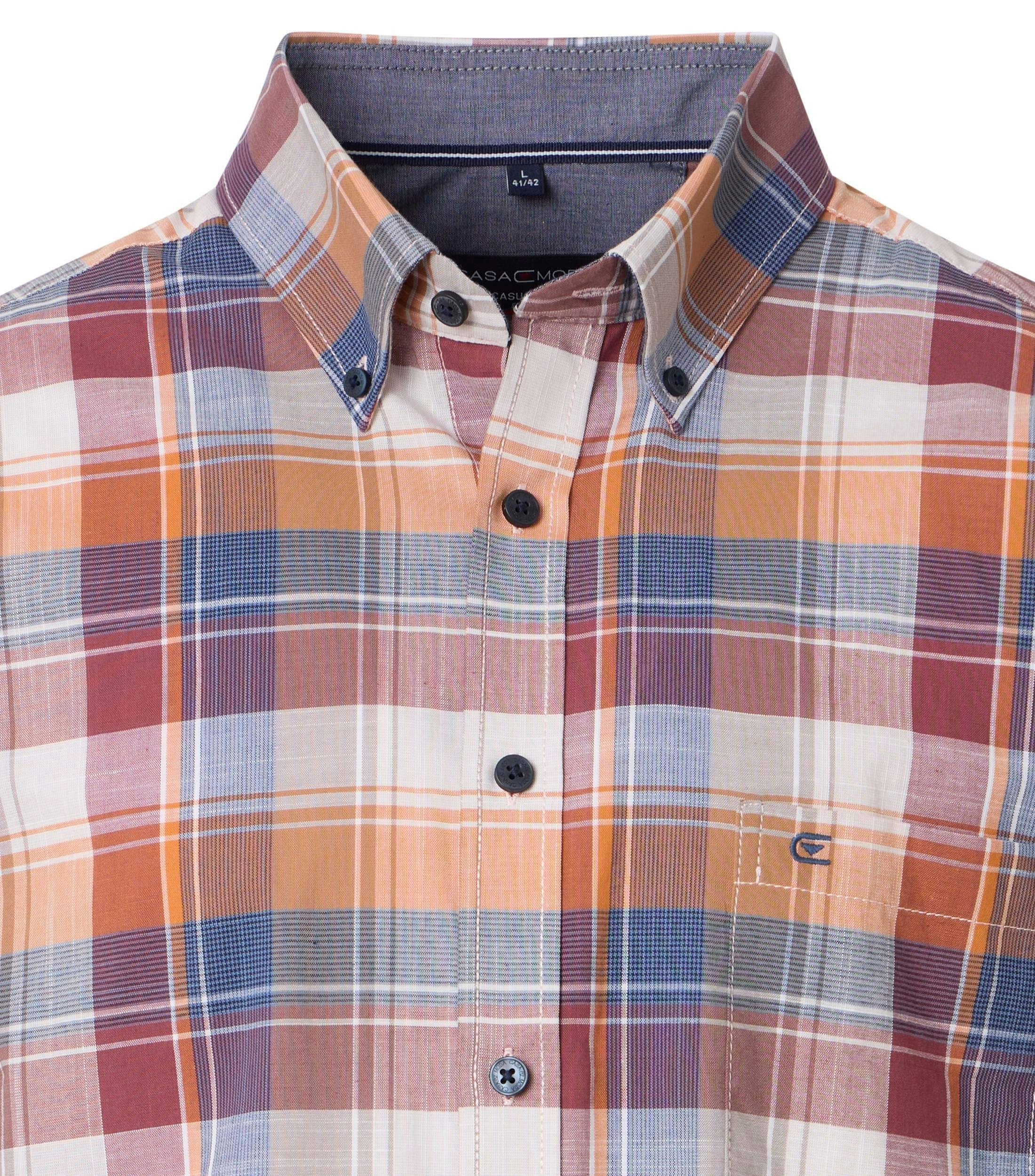 Ein Freizeithemd im kariert Muster in der Farbe Hellbraun