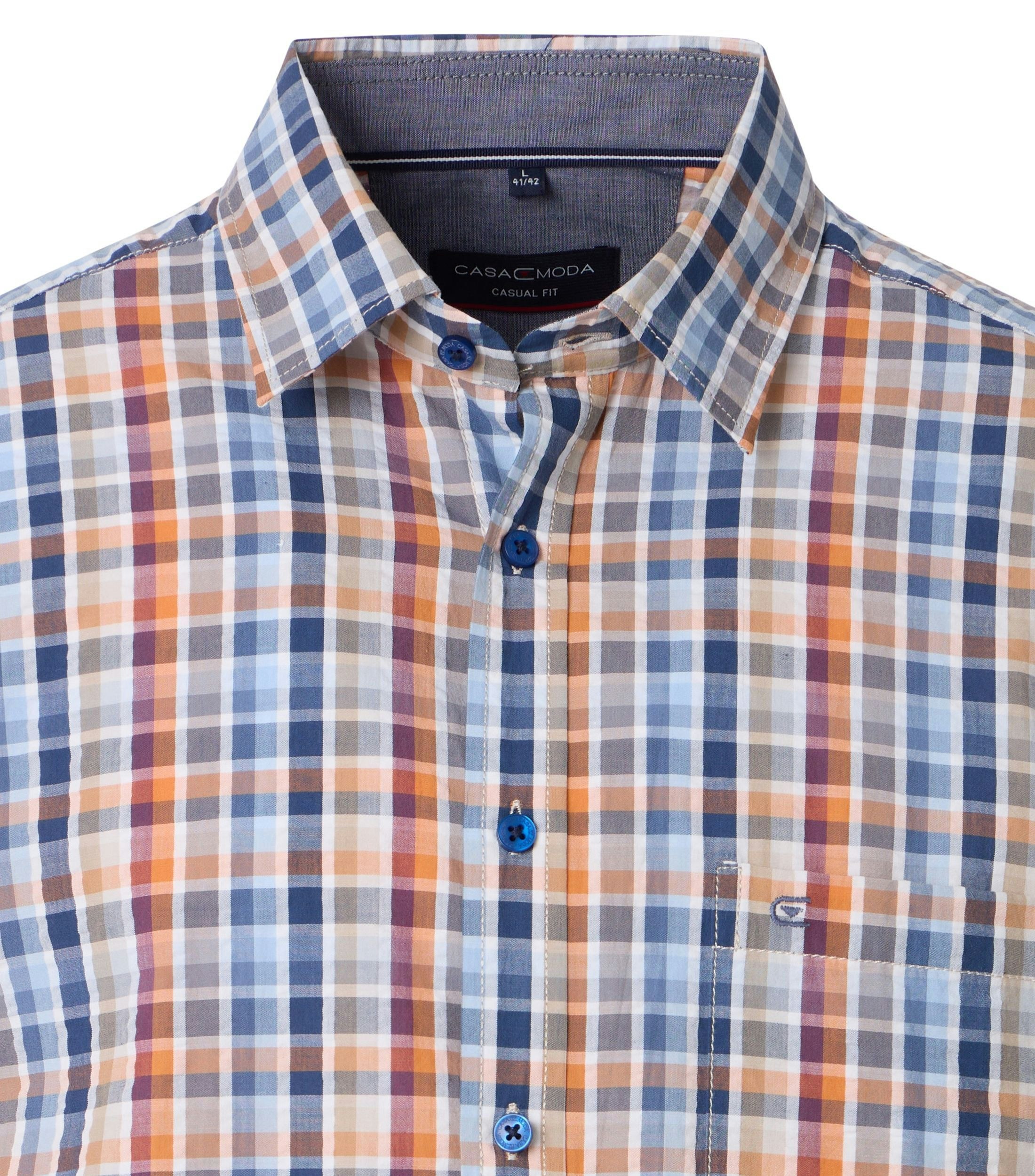 Ein Freizeithemd im kariert Muster in der Farbe Hellblau