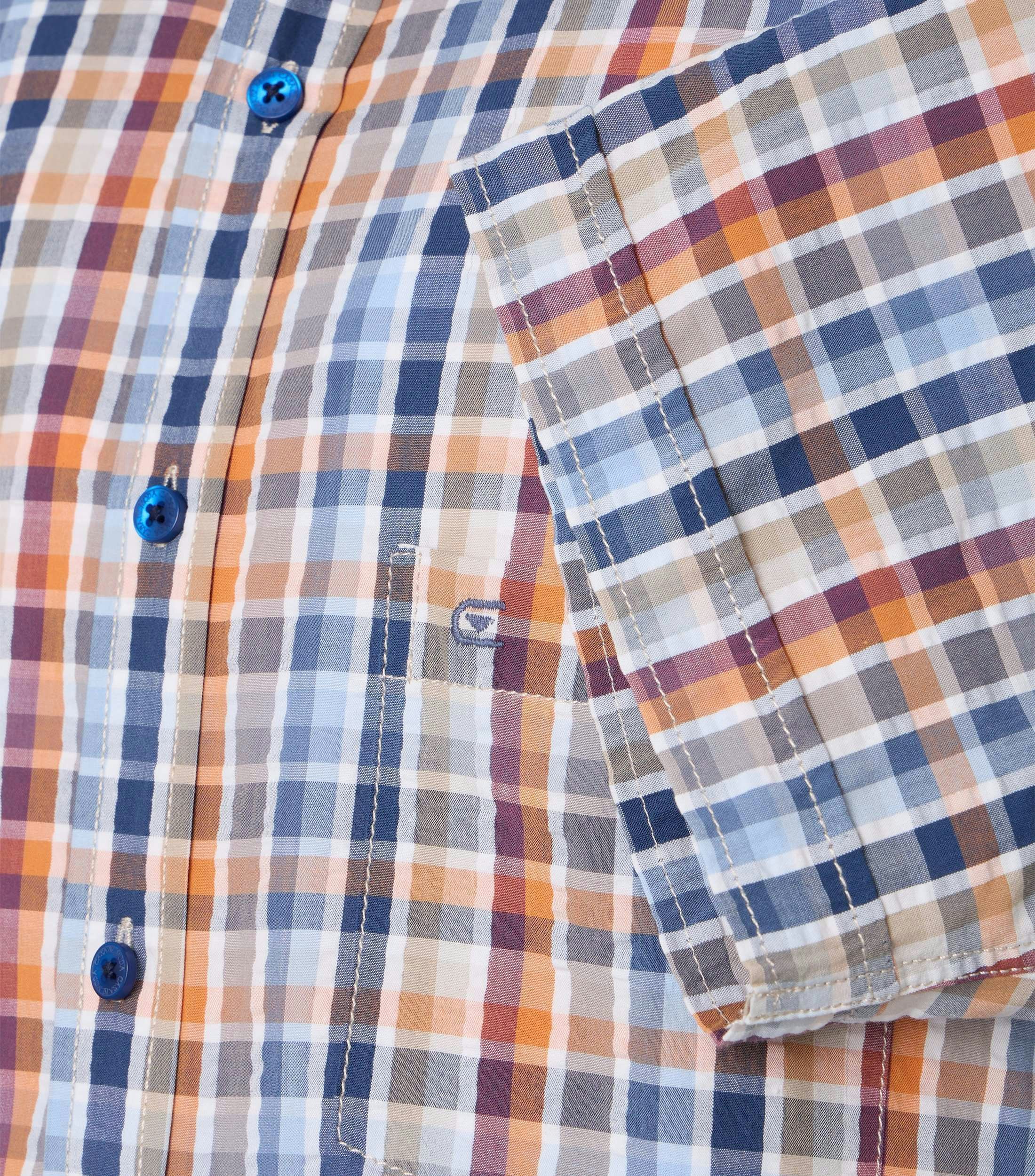 Ein Freizeithemd im kariert Muster in der Farbe Hellblau