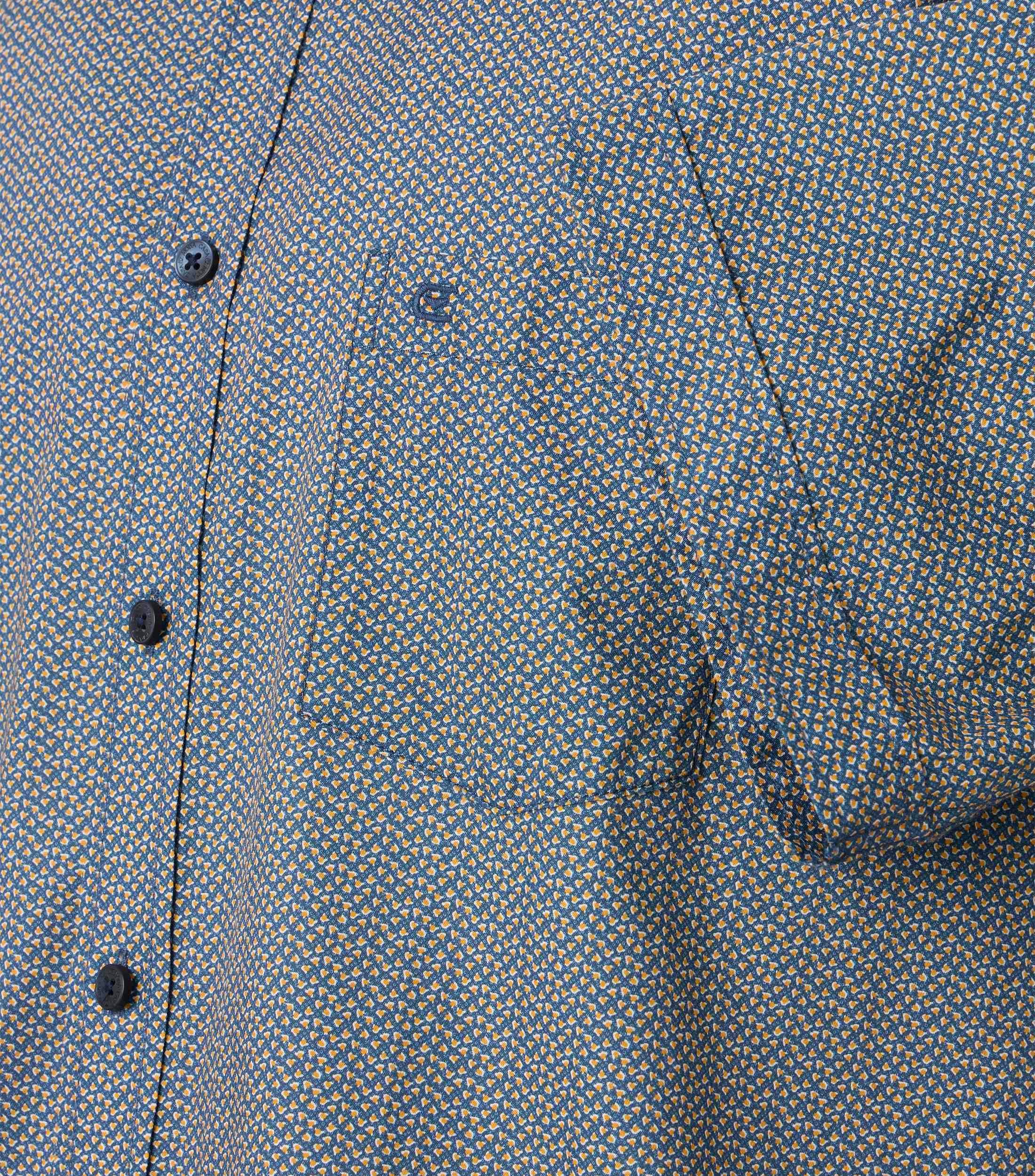 Ein Freizeithemd im Print Muster in der Farbe Grünblau