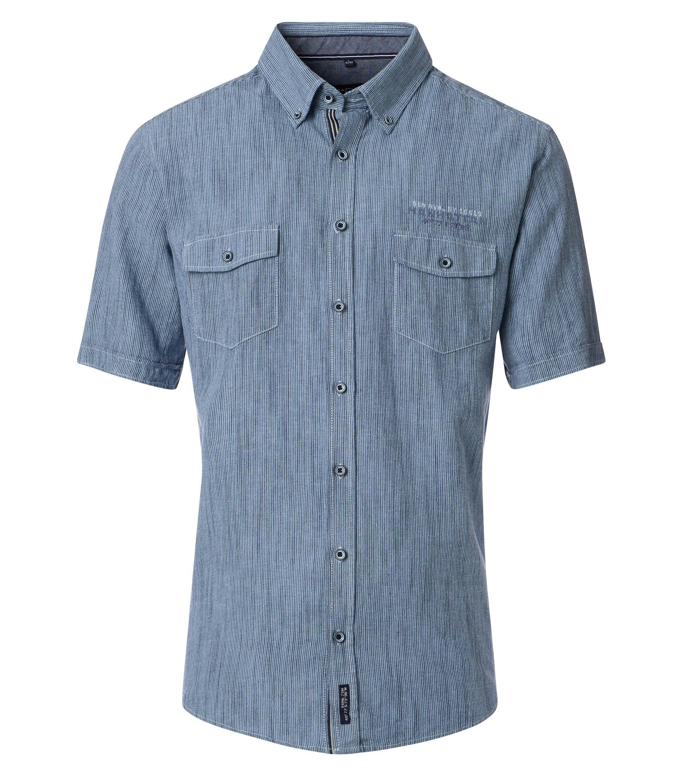 Ein Freizeithemd im gestreift Muster in der Farbe Hellblau