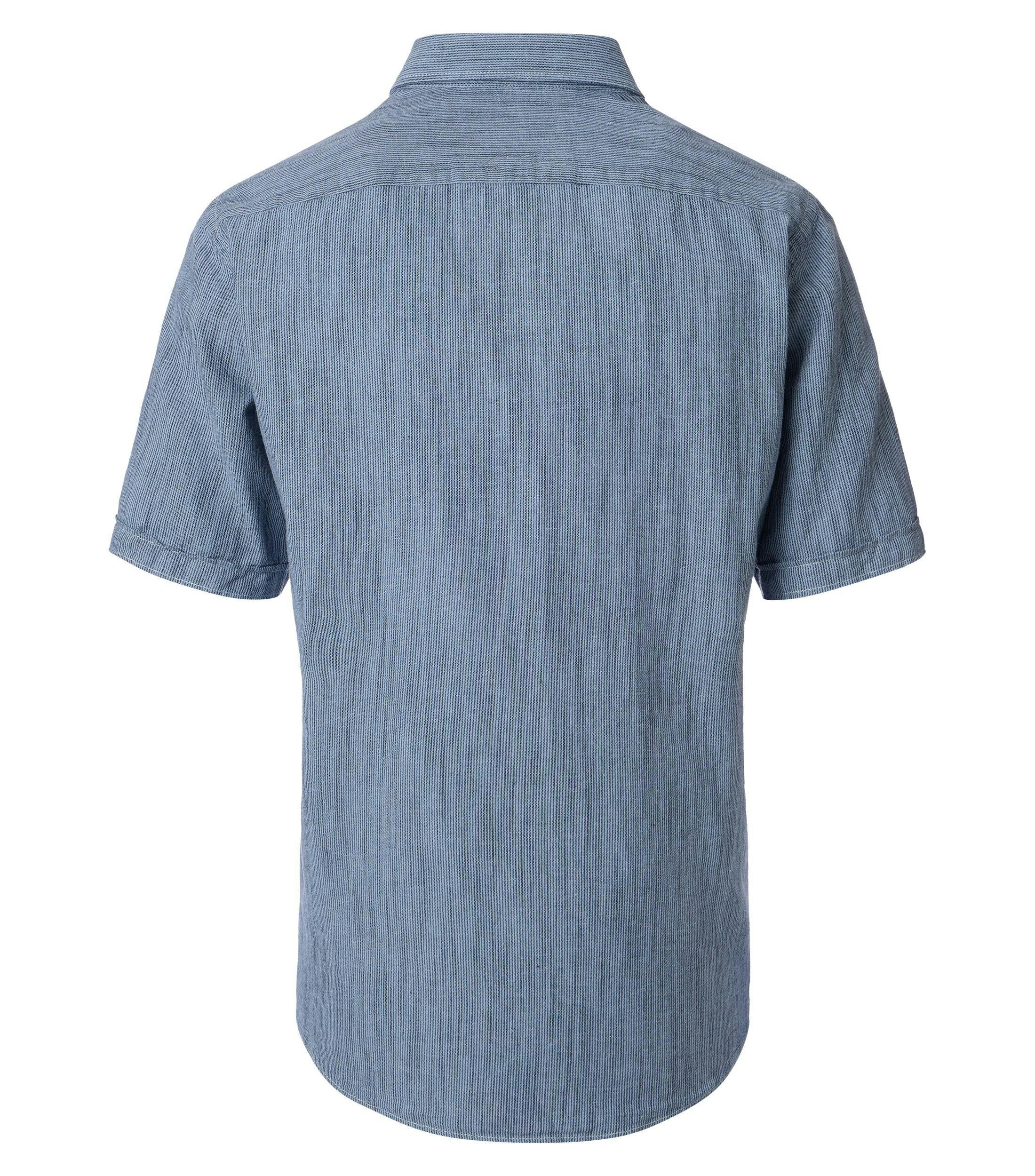 Ein Freizeithemd im gestreift Muster in der Farbe Hellblau