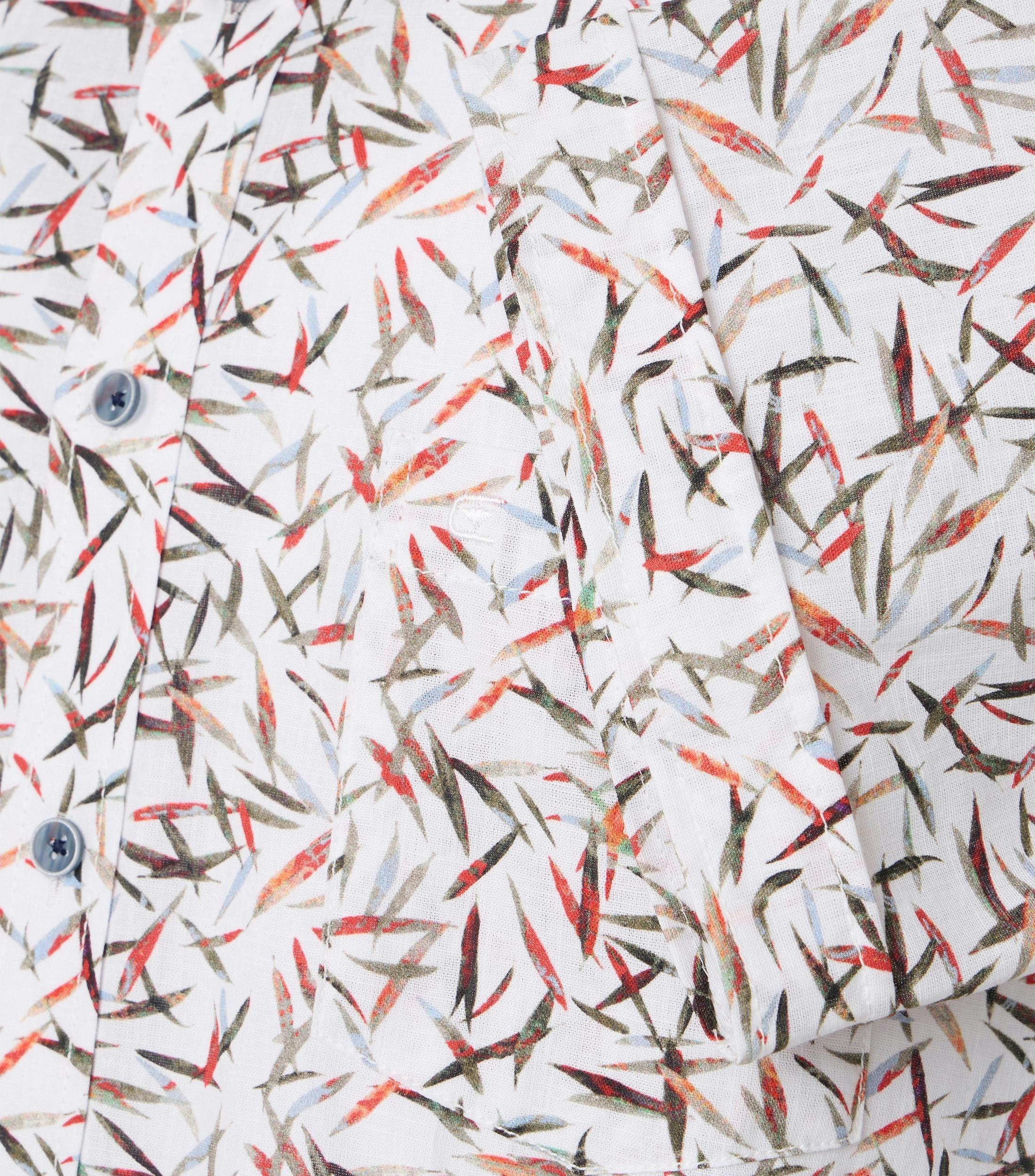 Ein Freizeithemd im Print Muster in der Farbe Grün