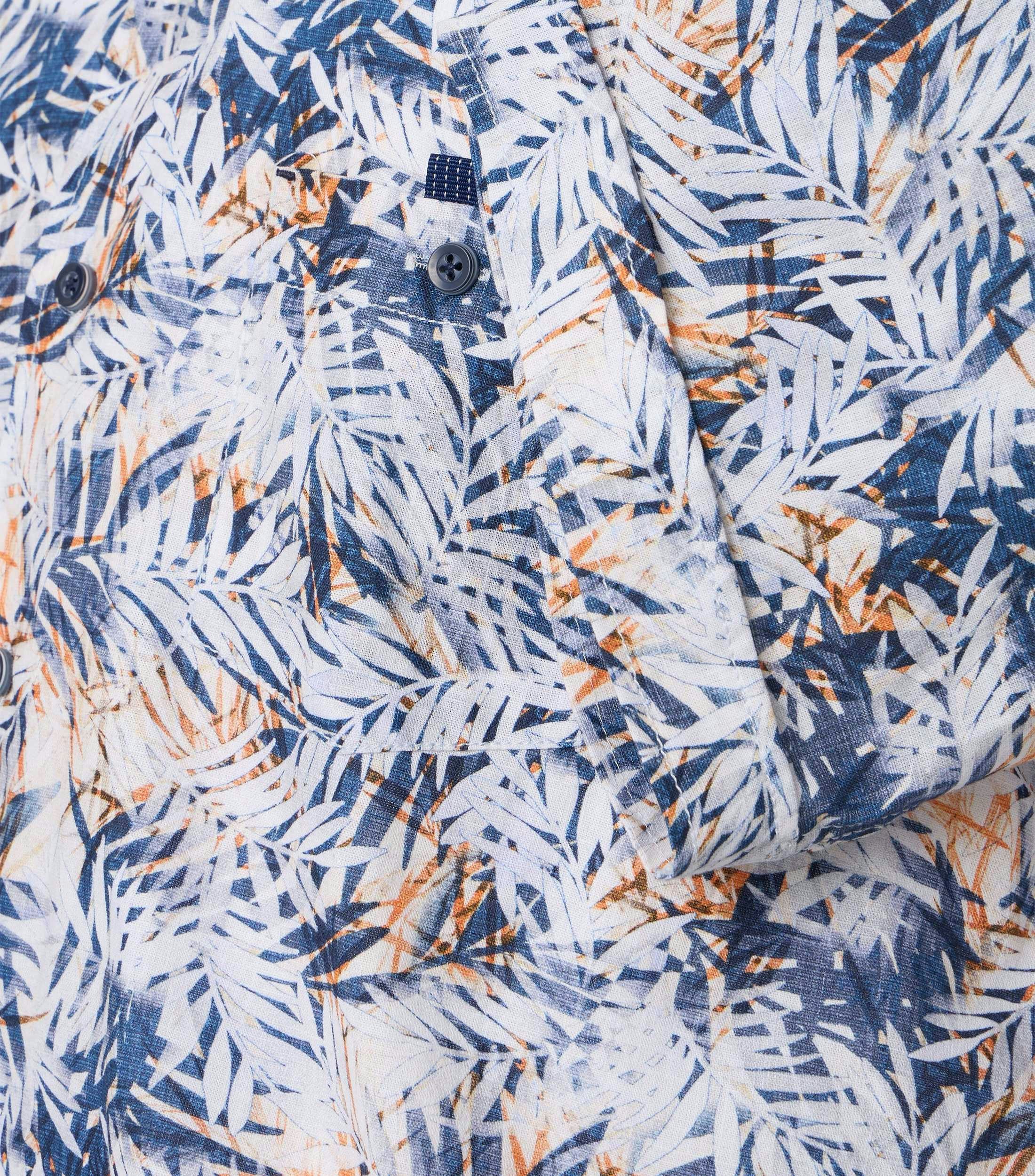 Ein Freizeithemd im Print Muster in der Farbe Hellblau