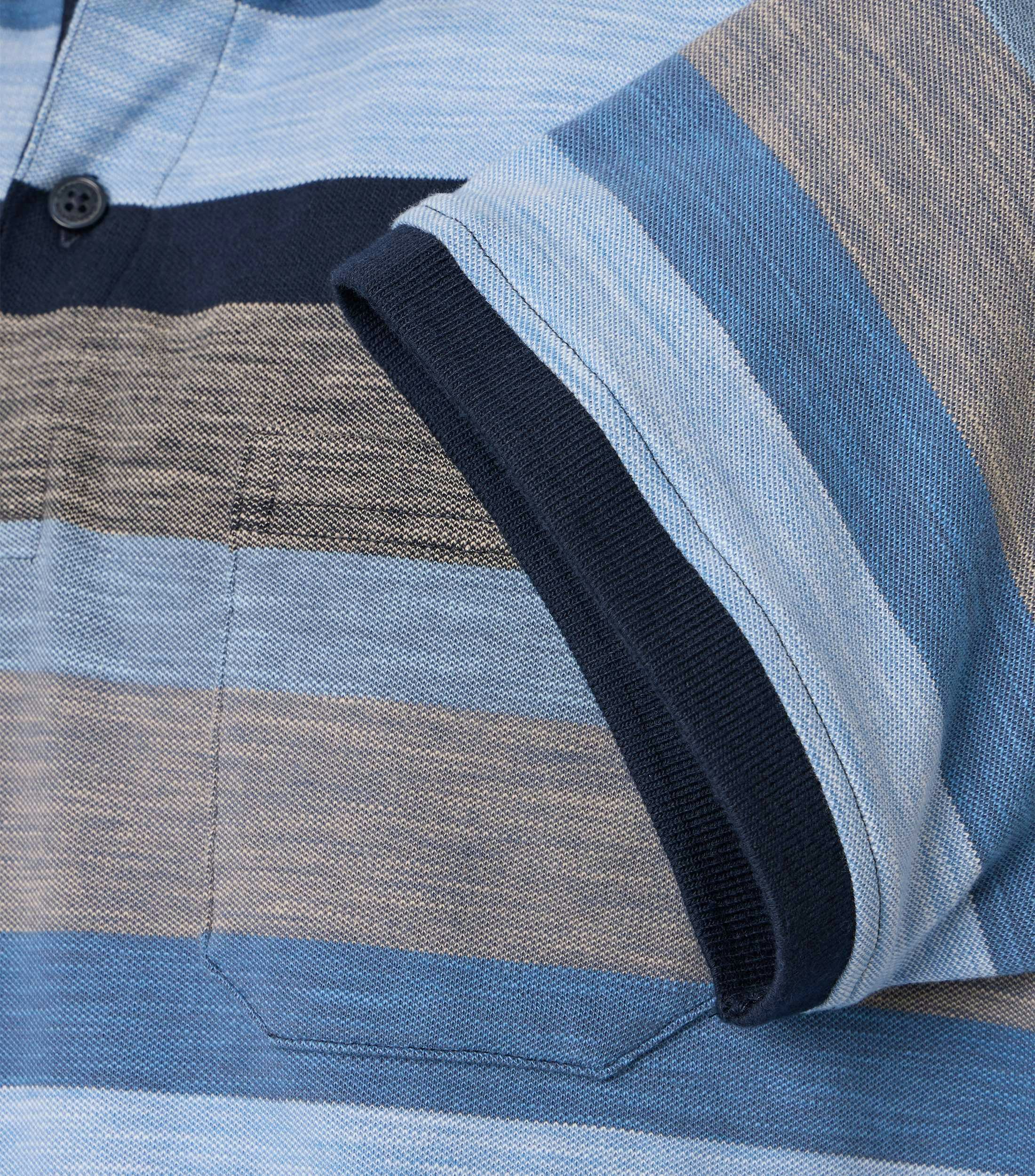 Ein Polo-Shirt im gestreift Muster in der Farbe Blau