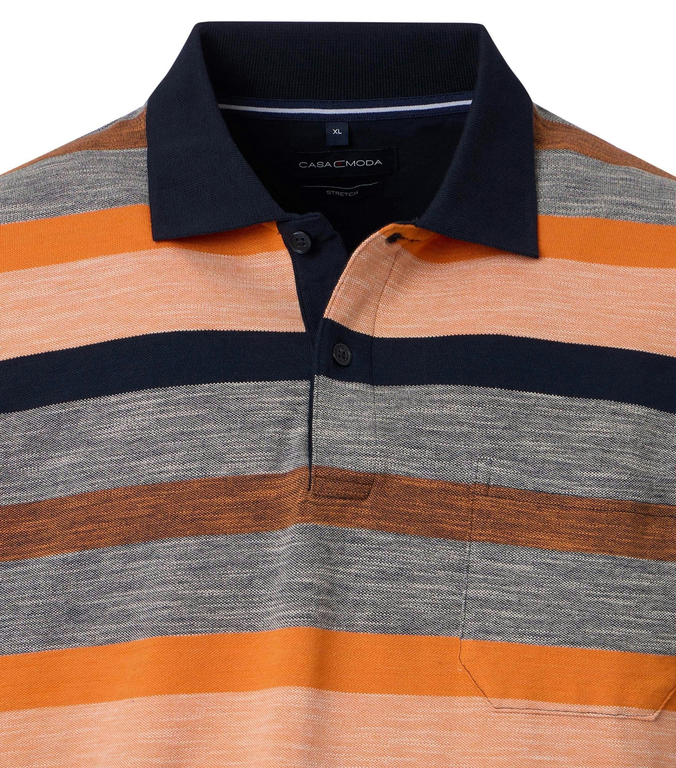 Ein Polo-Shirt im gestreift Muster in der Farbe Orange