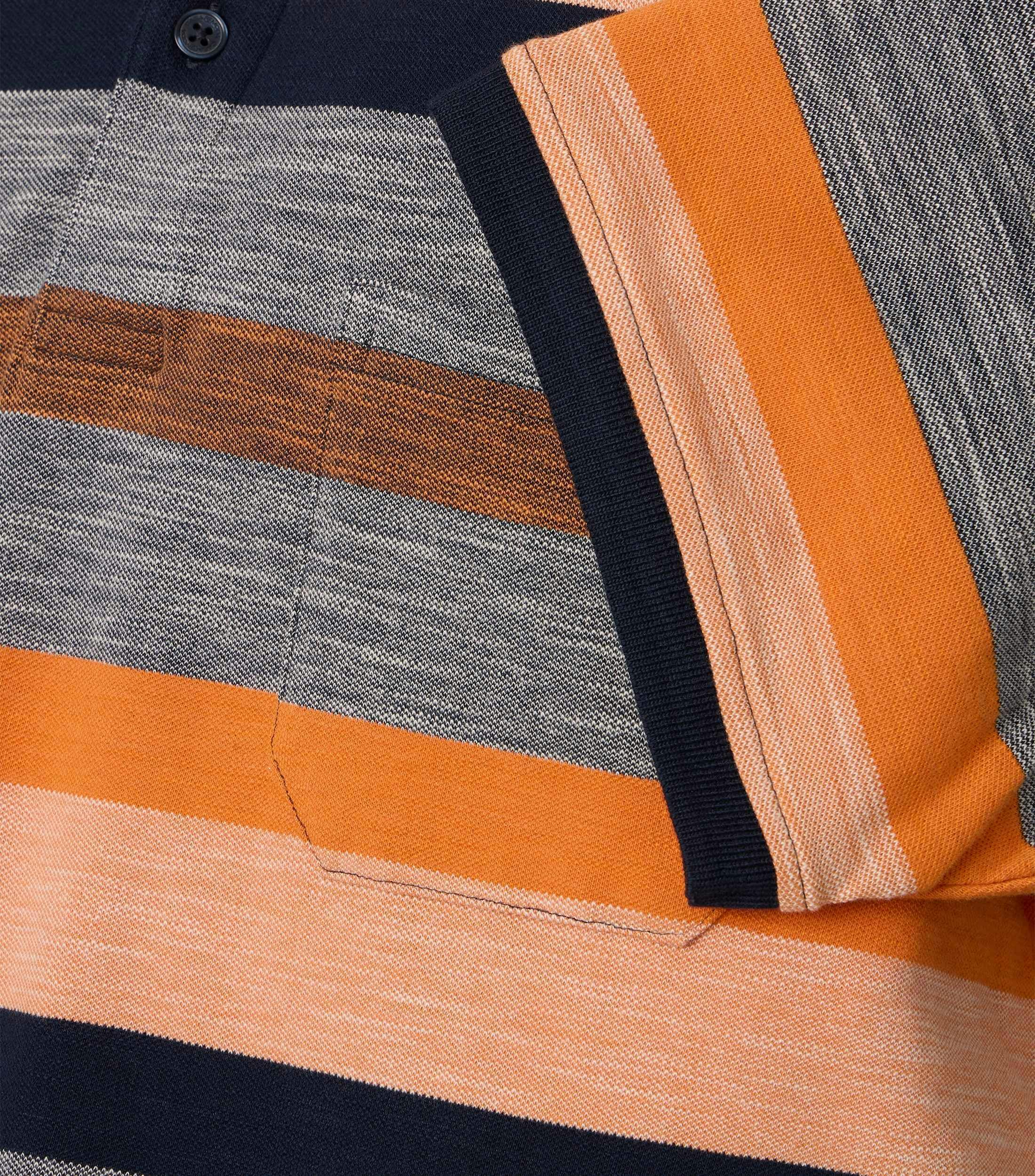 Ein Polo-Shirt im gestreift Muster in der Farbe Orange