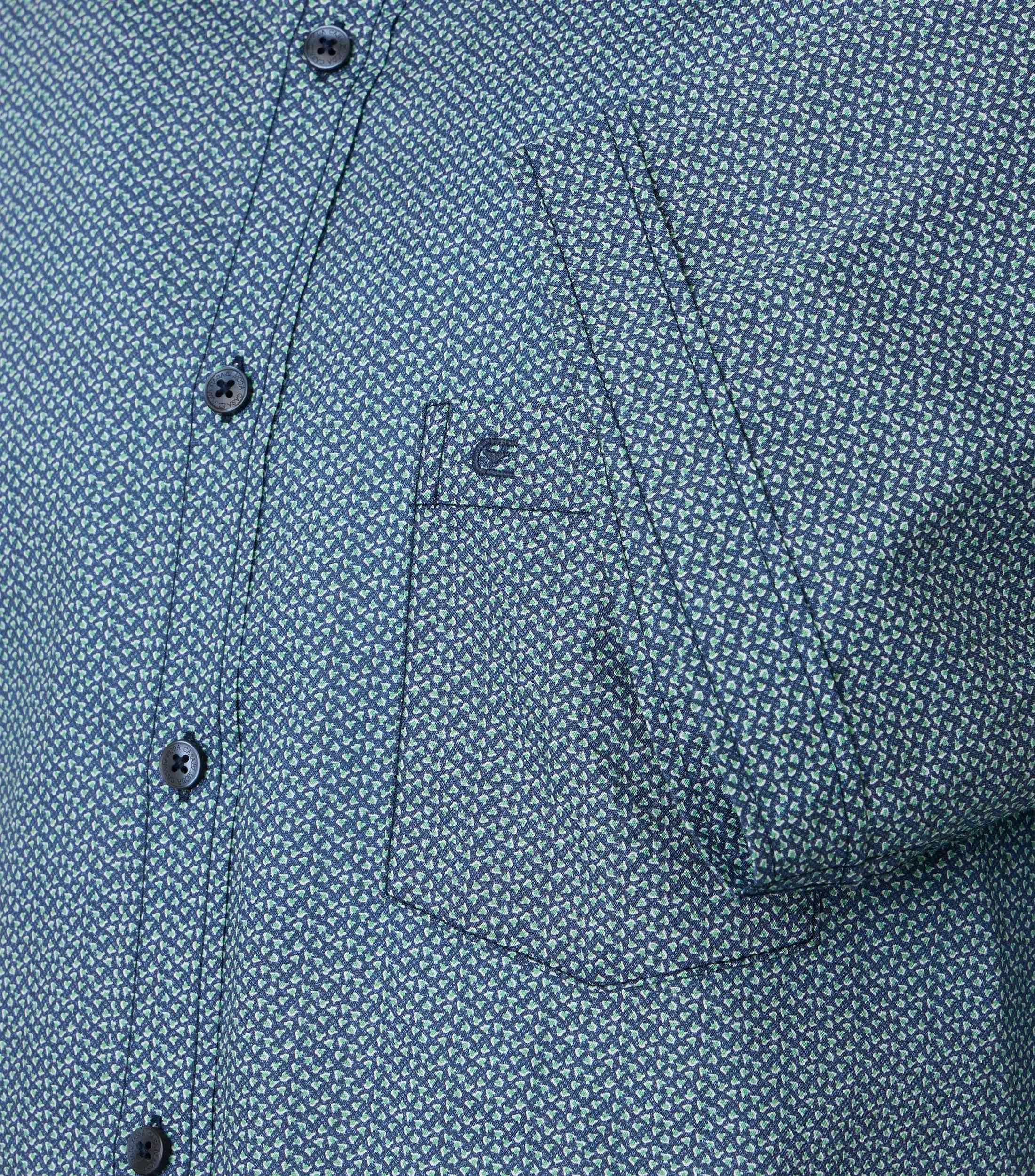 Ein Freizeithemd im Print Muster in der Farbe Blau