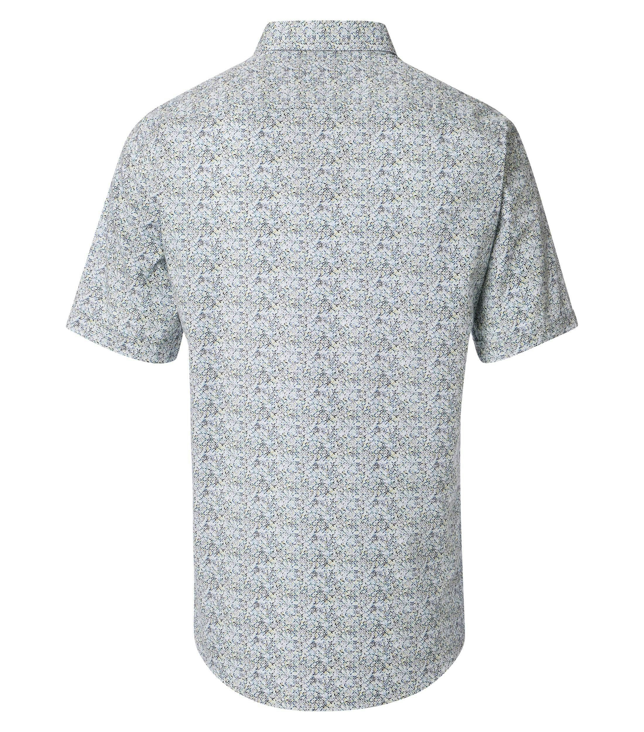 Ein Freizeithemd im Print Muster in der Farbe Grün