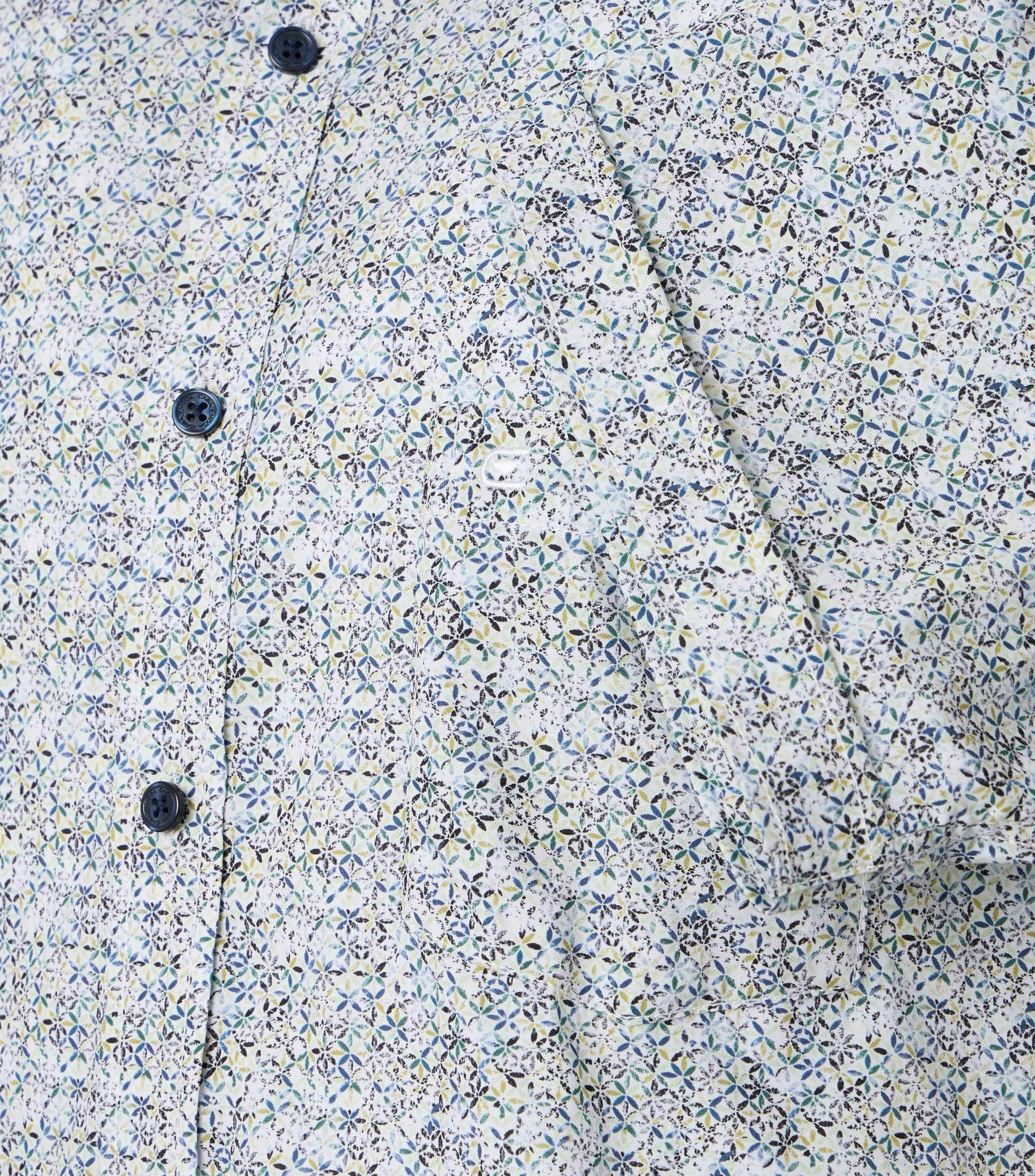 Ein Freizeithemd im Print Muster in der Farbe Grün