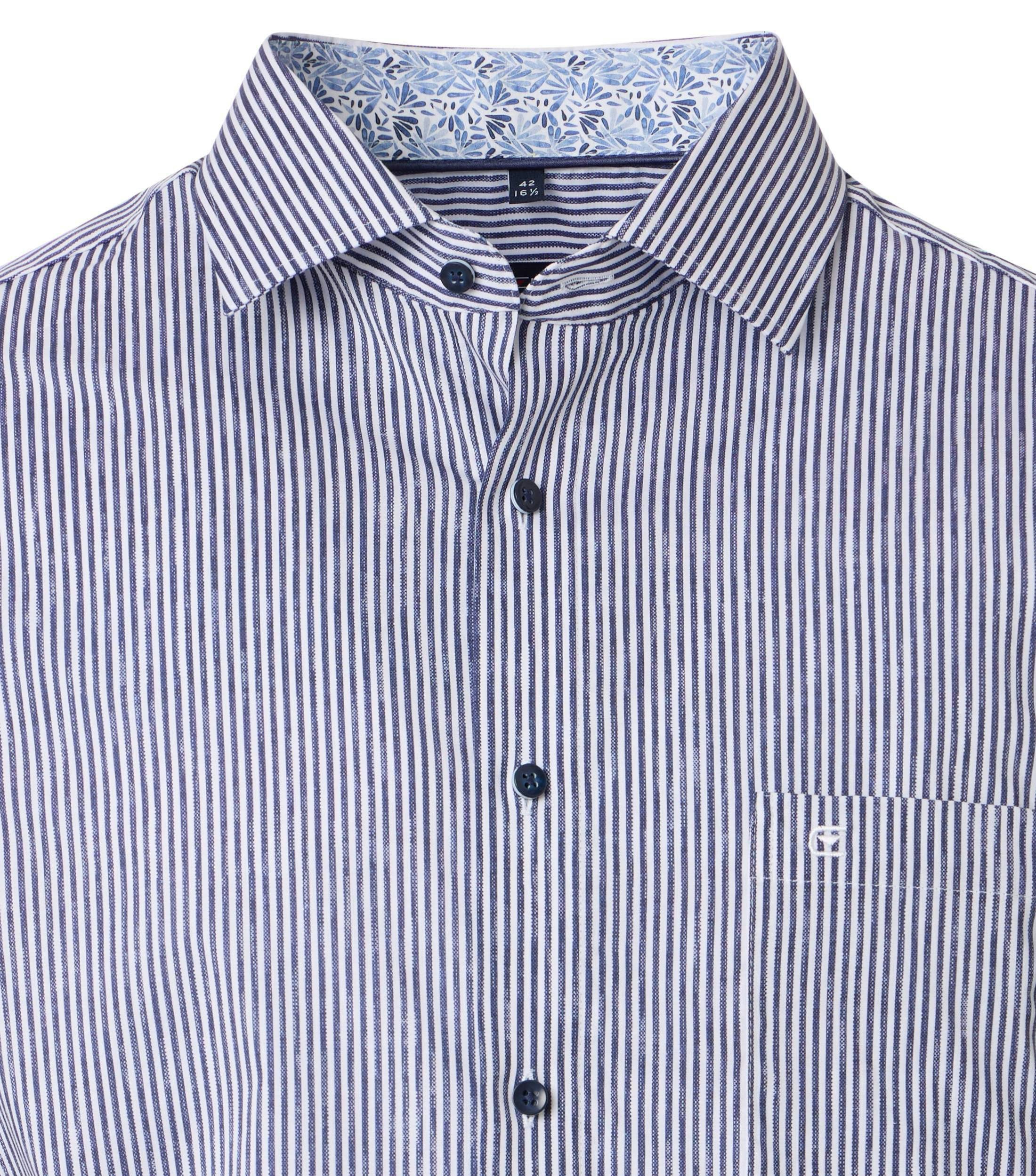 Ein Businesshemd im gestreift Muster in der Farbe Blau