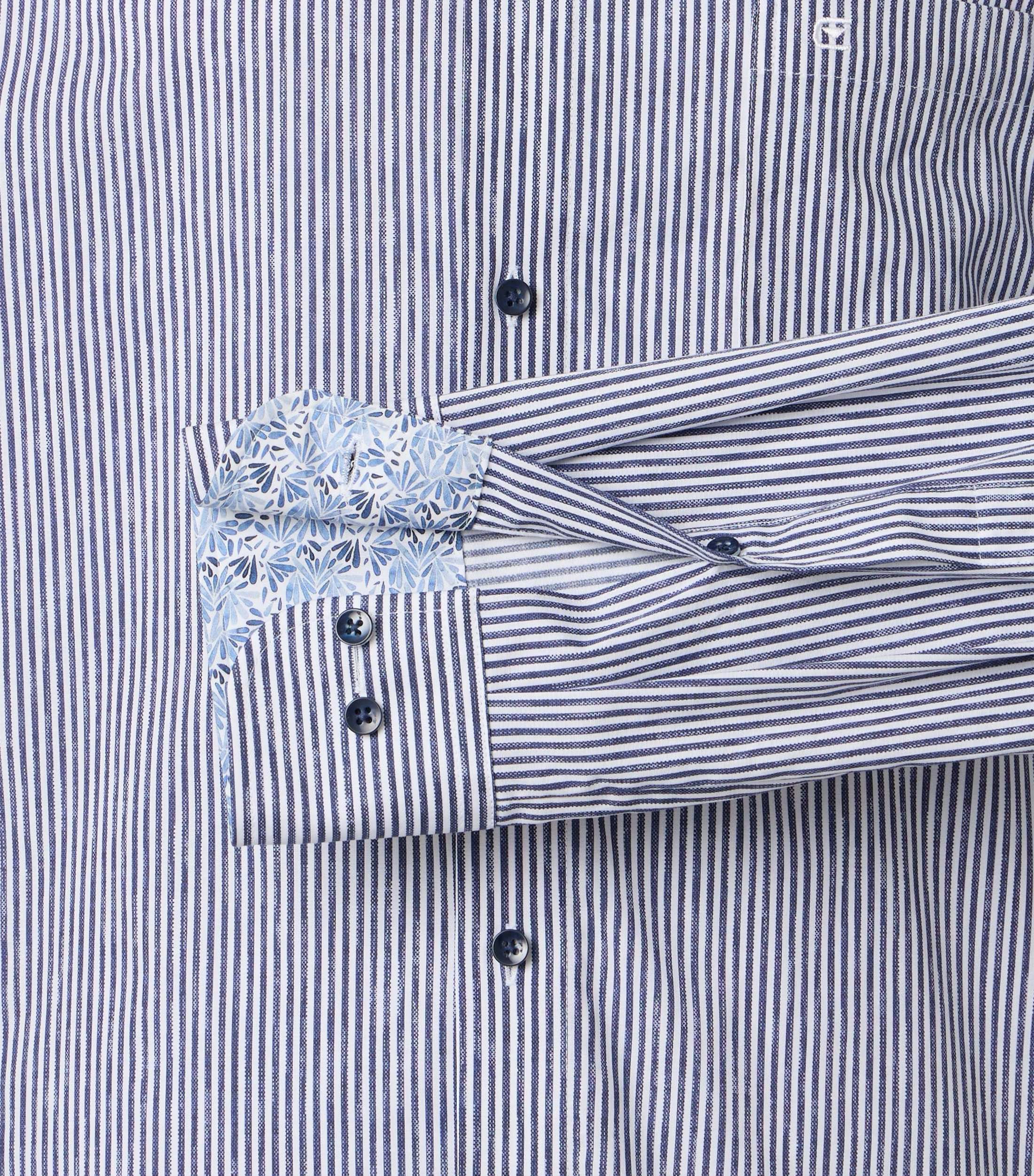 Ein Businesshemd im gestreift Muster in der Farbe Blau