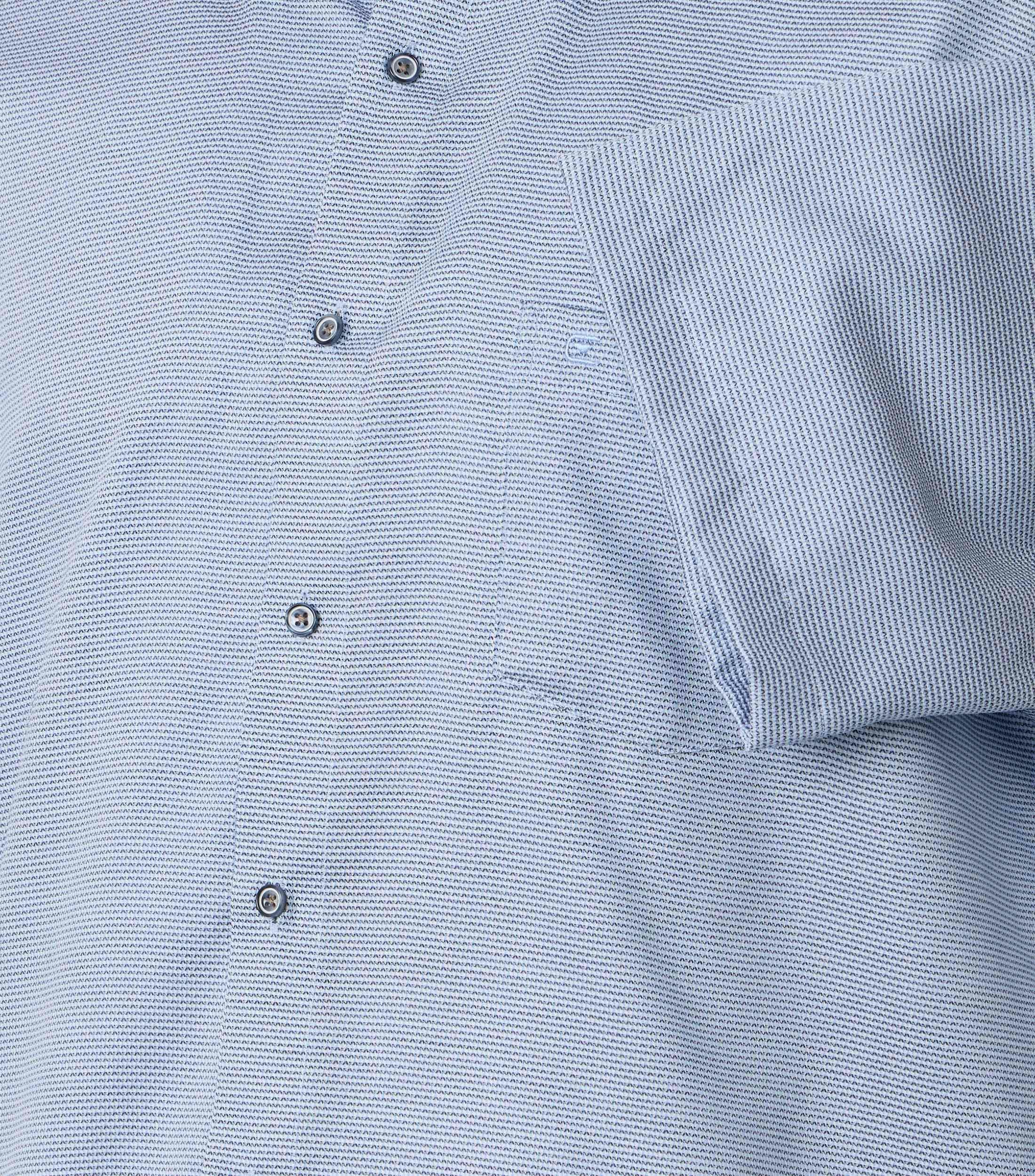 Ein Businesshemd im uni Muster in der Farbe Blau