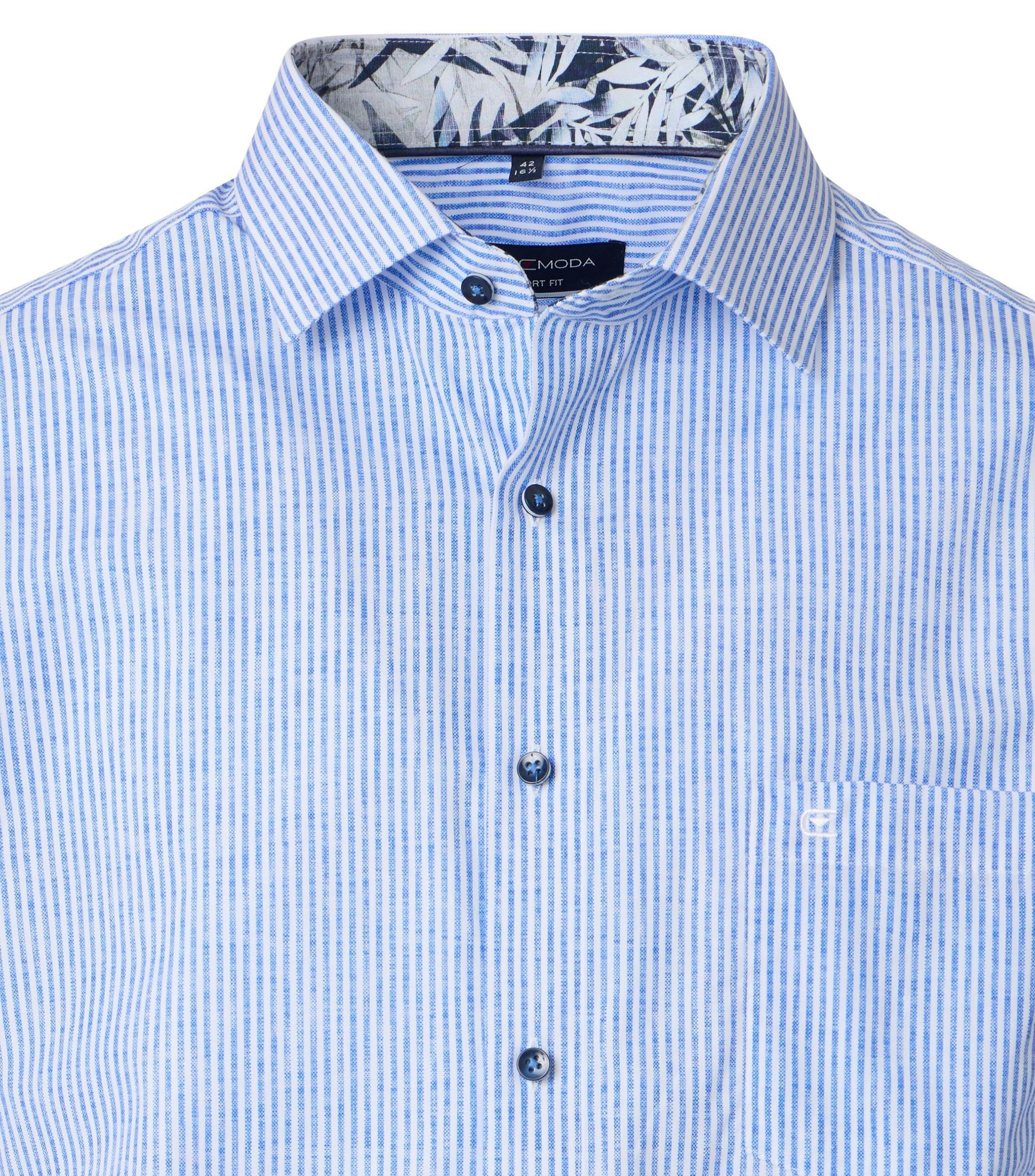 Ein Businesshemd im gestreift Muster in der Farbe Blau