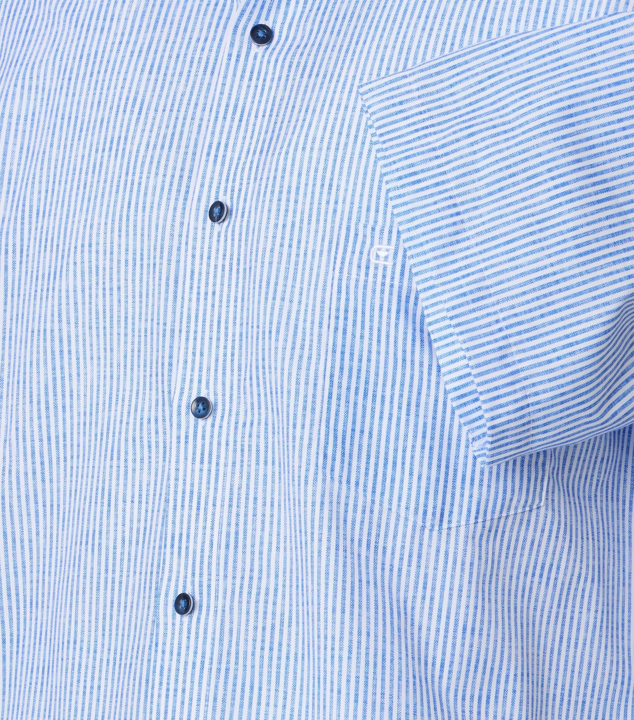 Ein Businesshemd im gestreift Muster in der Farbe Blau