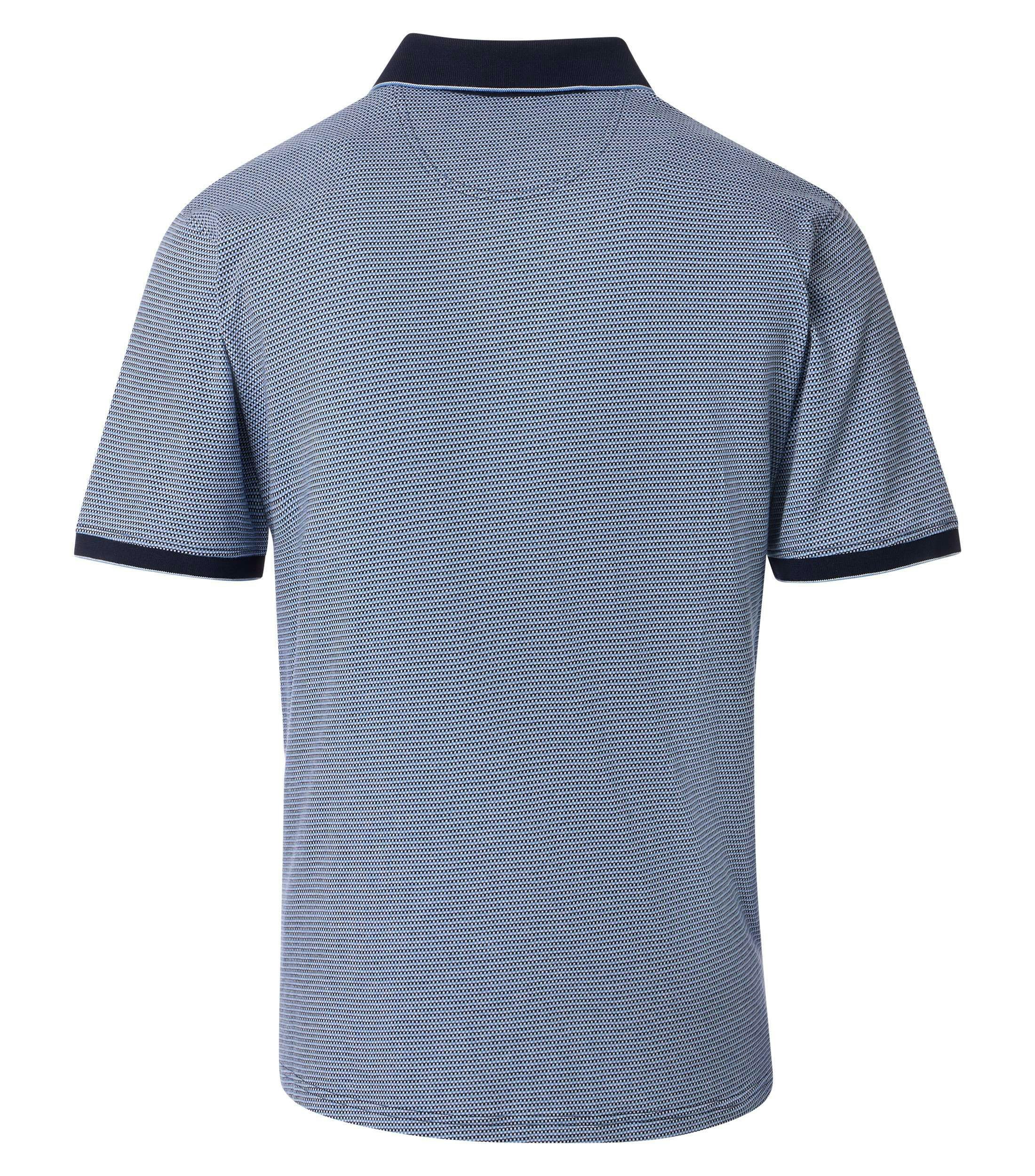 Ein Polo-Shirt im gemustert Muster in der Farbe Blau