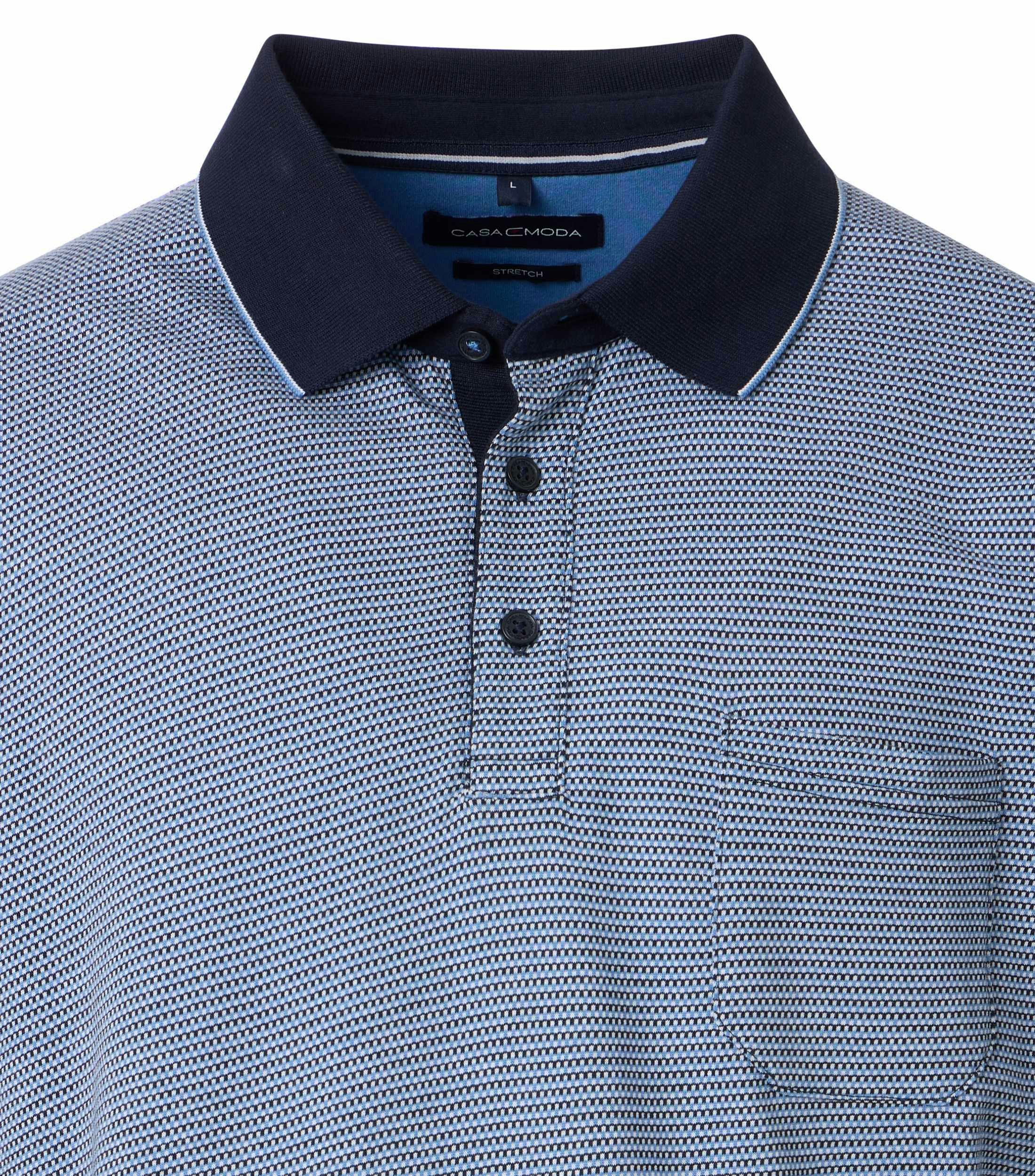 Ein Polo-Shirt im gemustert Muster in der Farbe Blau