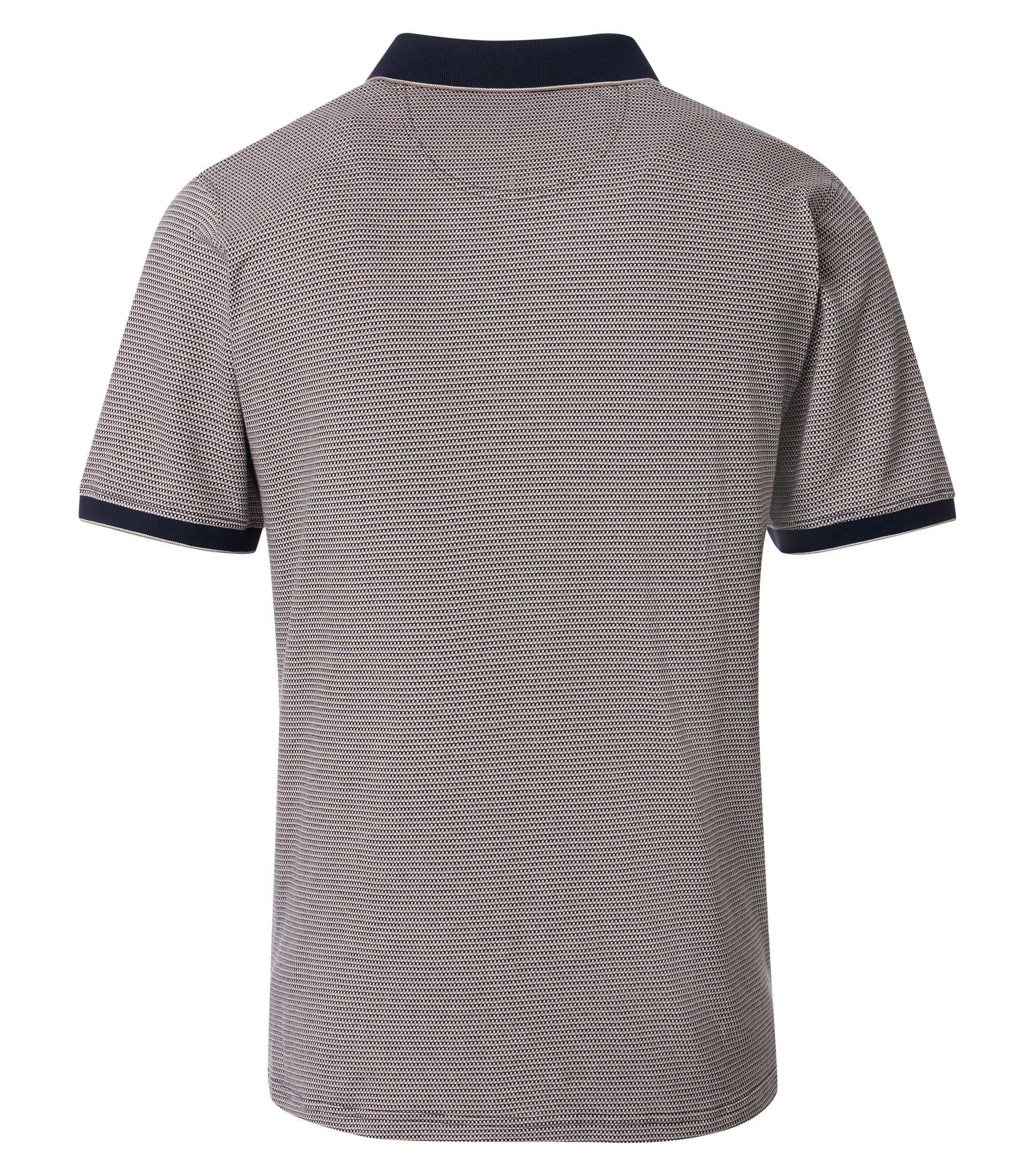 Ein Polo-Shirt im gemustert Muster in der Farbe Beige