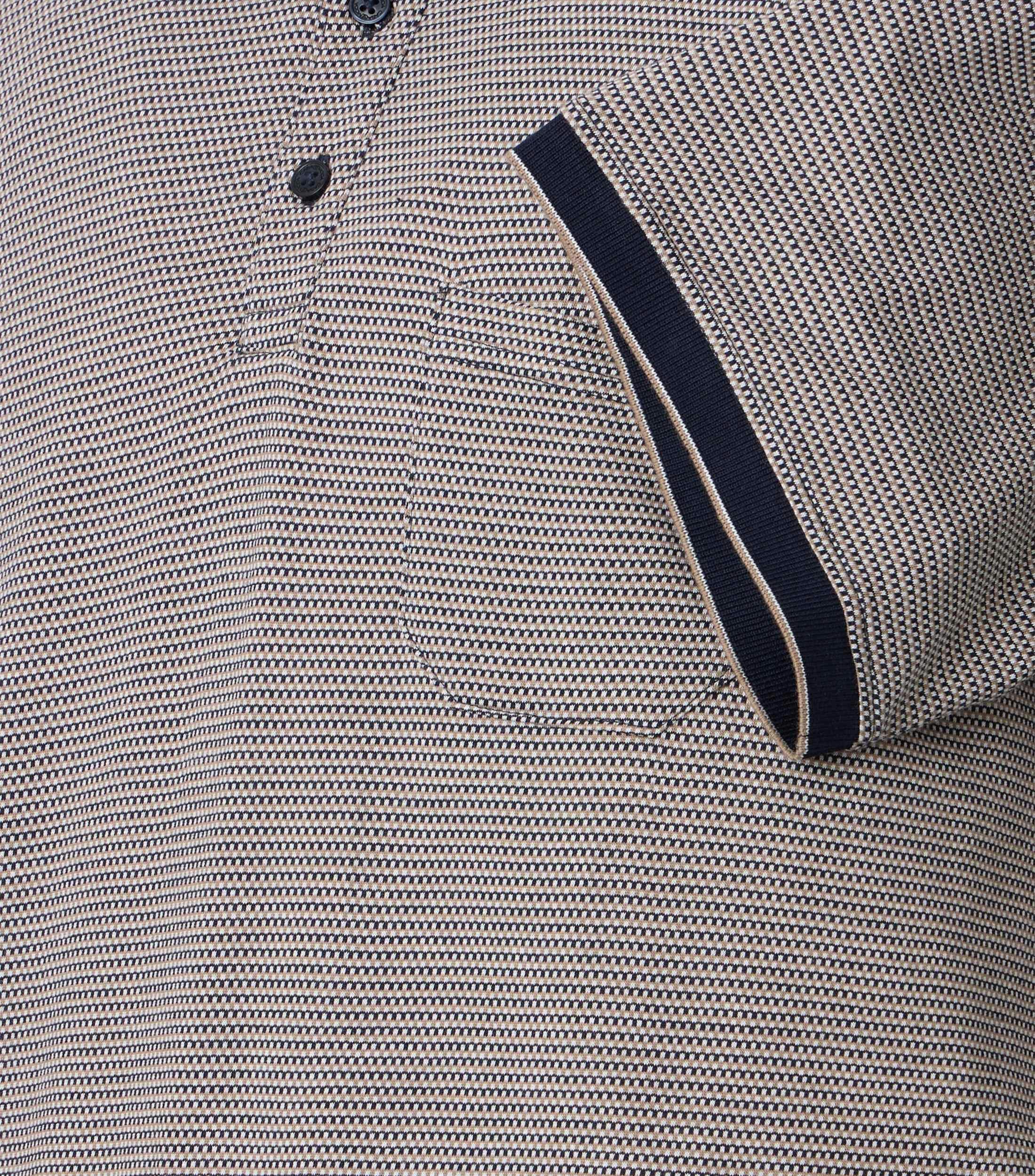 Ein Polo-Shirt im gemustert Muster in der Farbe Beige