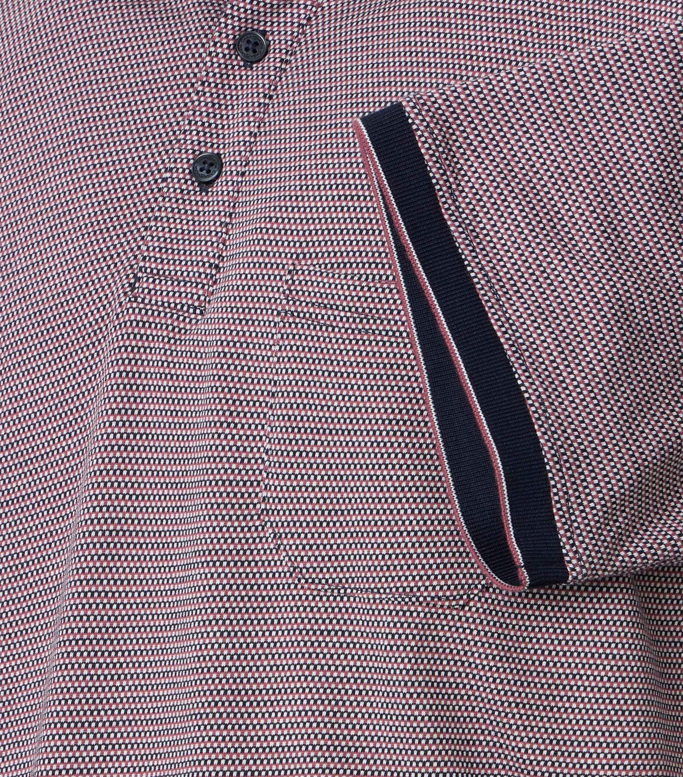 Ein Polo-Shirt im gemustert Muster in der Farbe Bordeauxrot