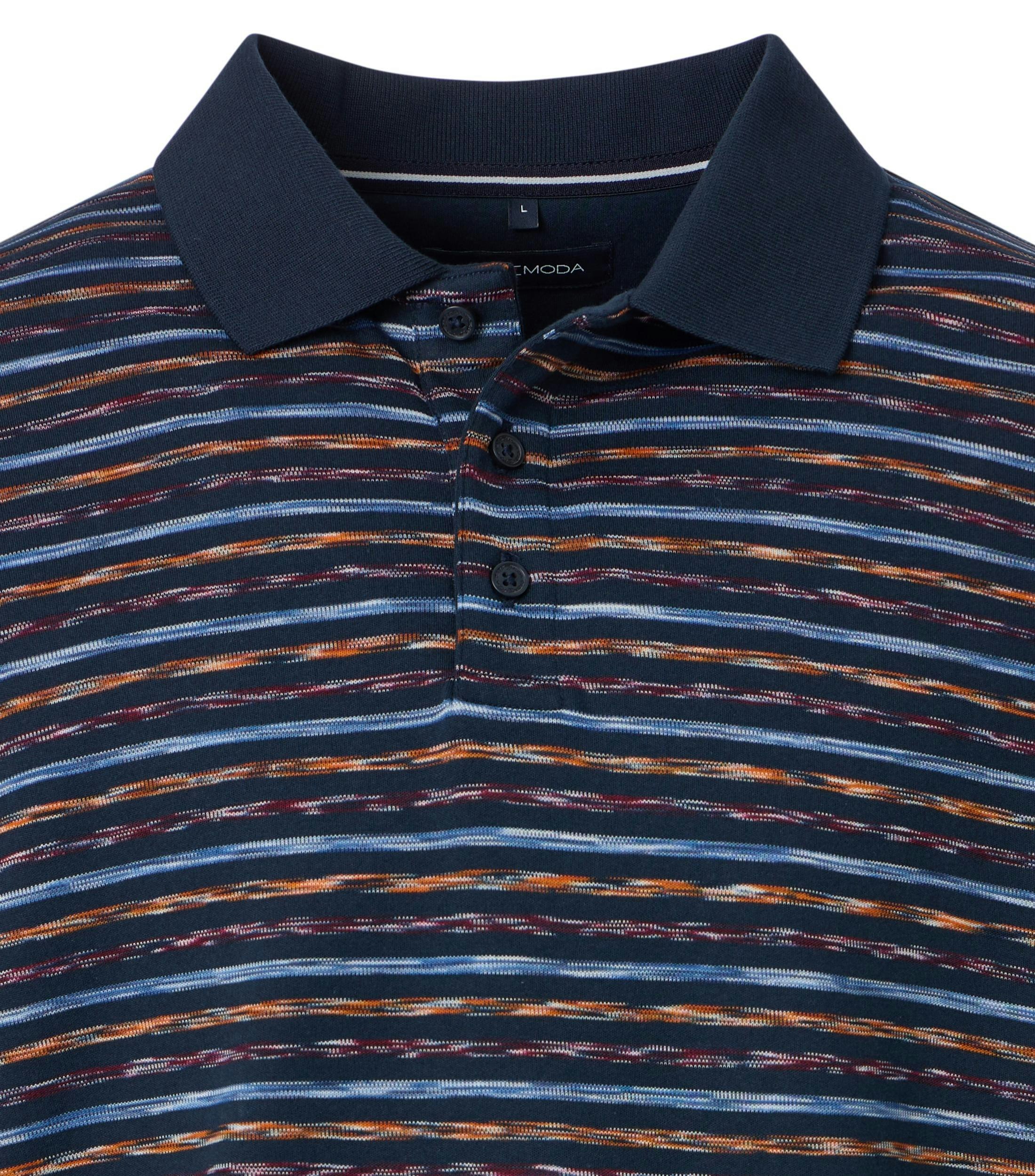 Ein Polo-Shirt im gestreift Muster in der Farbe Dunkelblau