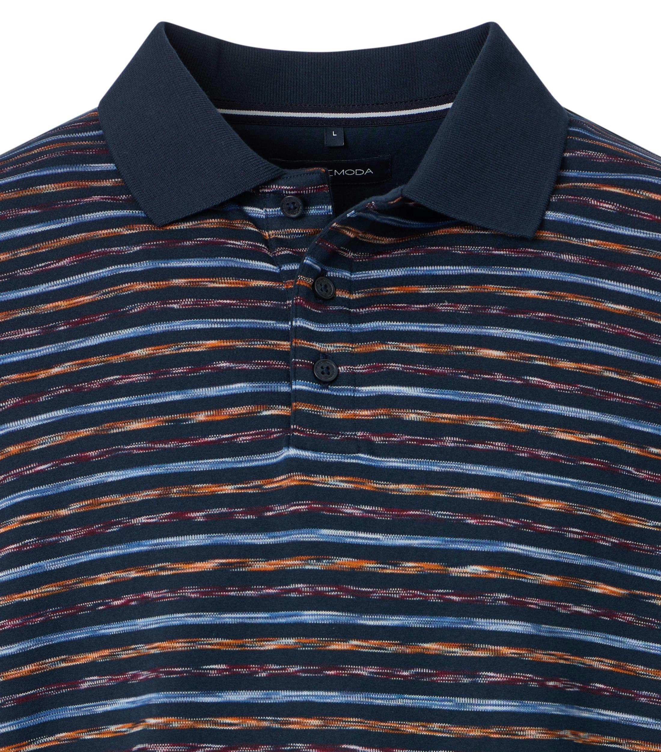 Ein Polo-Shirt im gestreift Muster in der Farbe Dunkelblau