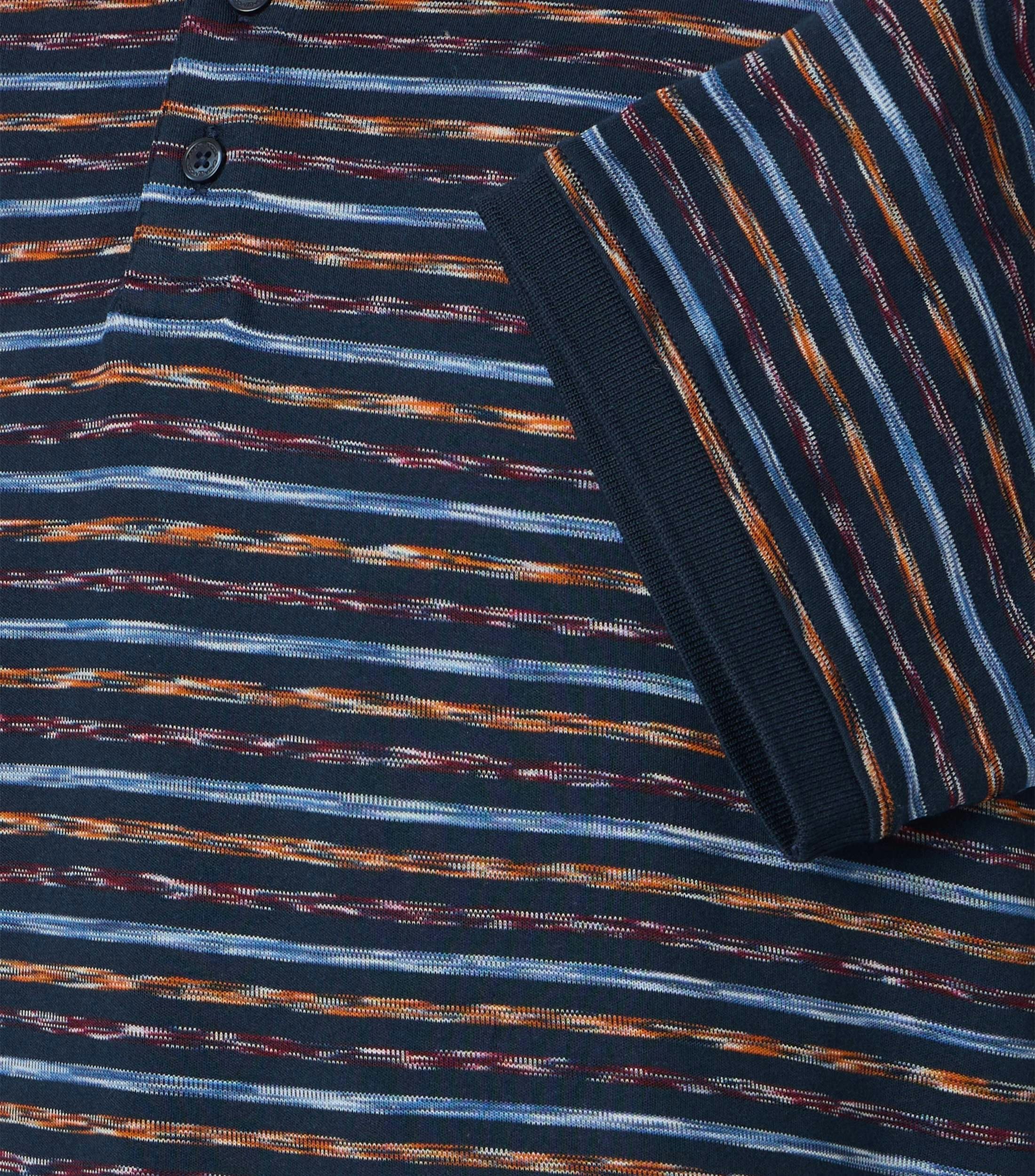 Ein Polo-Shirt im gestreift Muster in der Farbe Dunkelblau