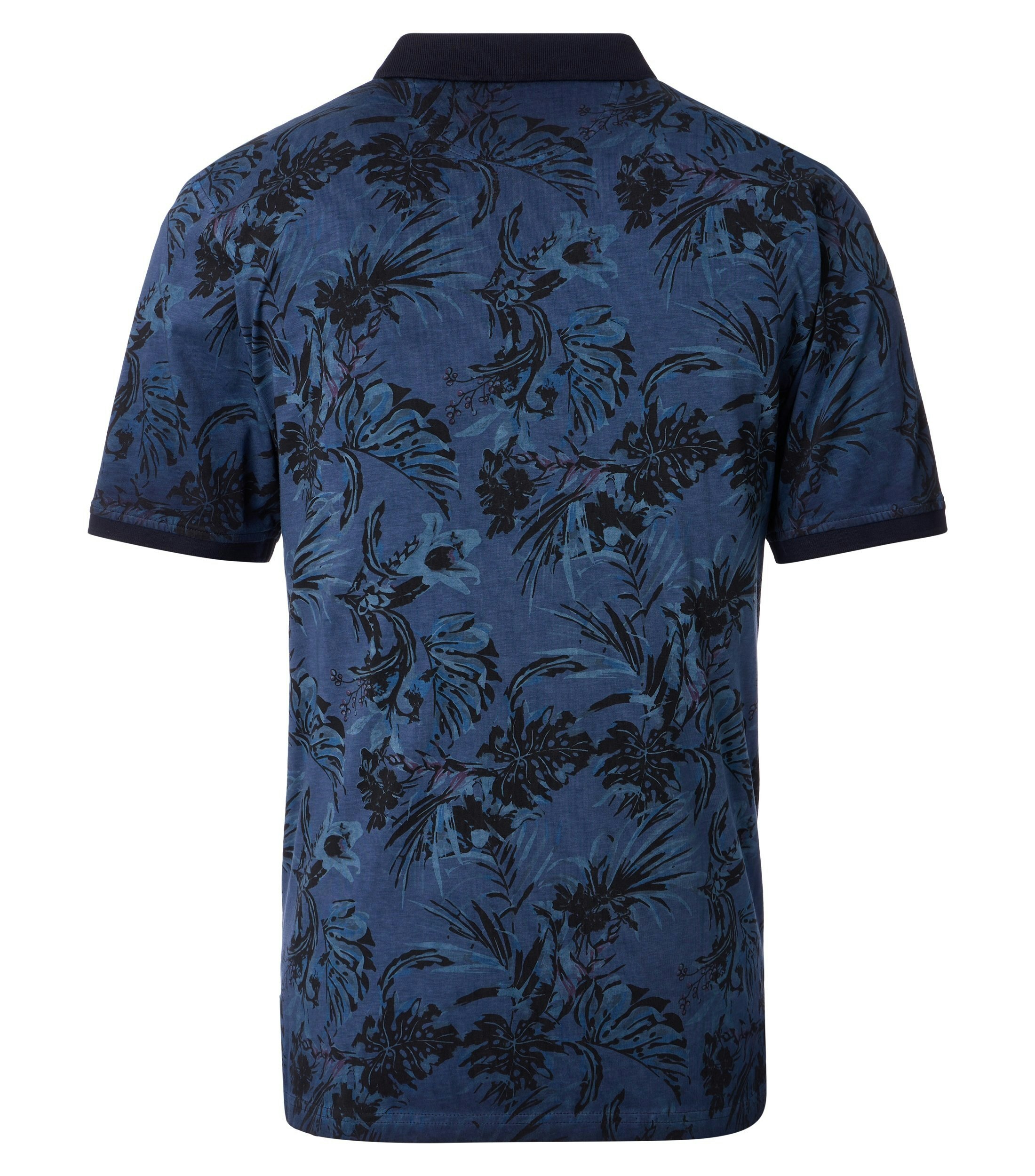 Ein Polo-Shirt im Print Muster in der Farbe Blau
