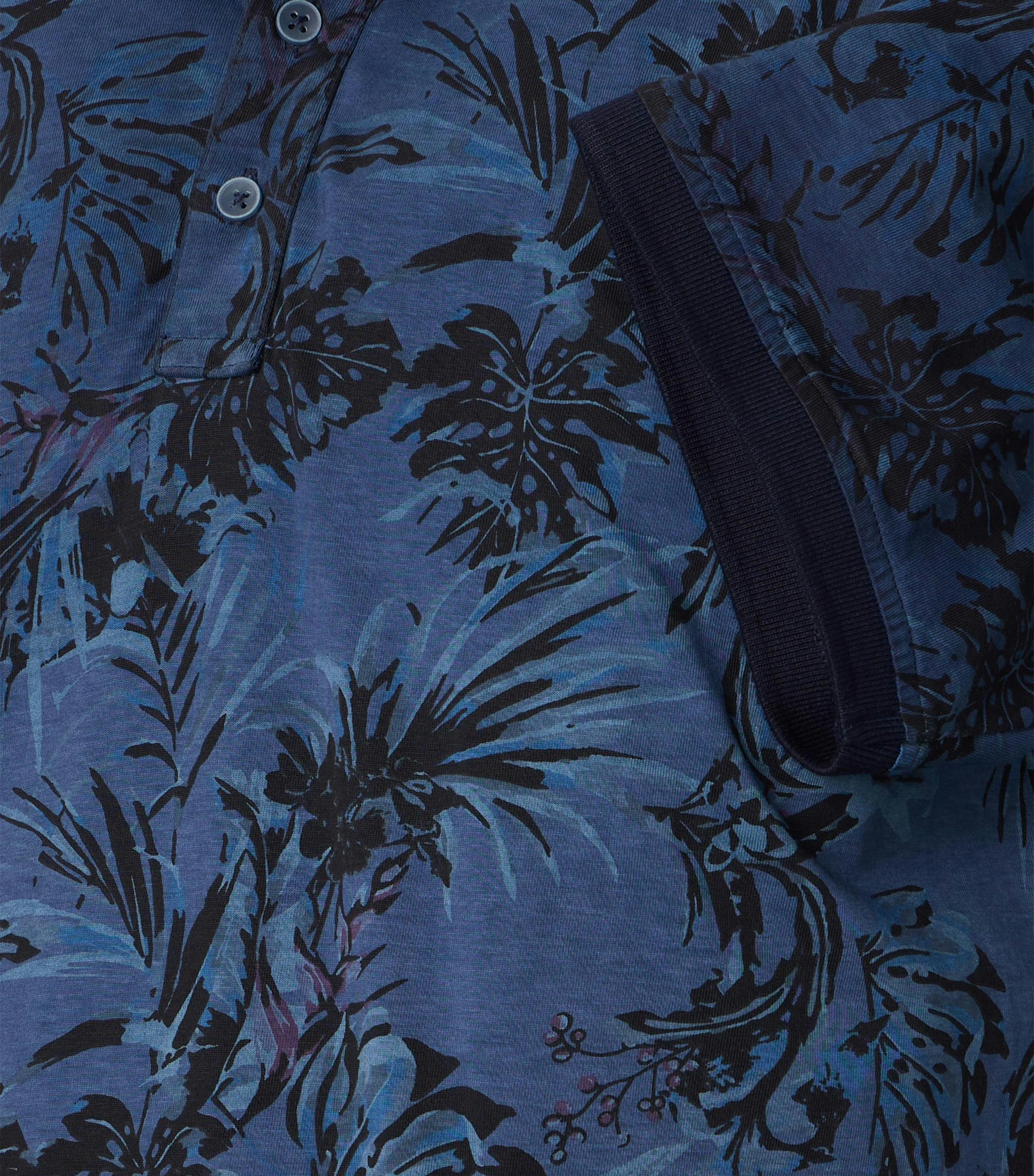Ein Polo-Shirt im Print Muster in der Farbe Blau